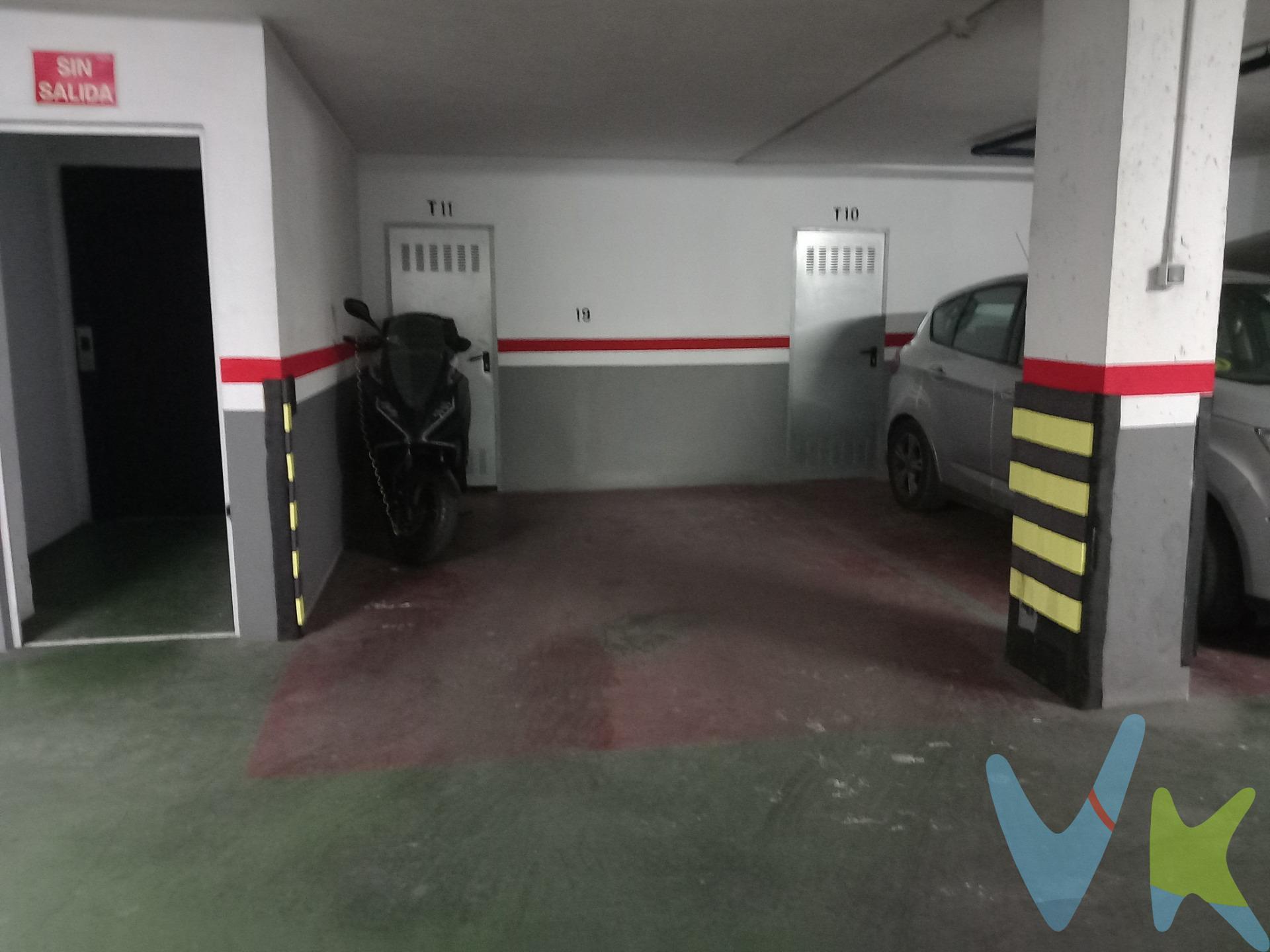 Ponemos a su disposición magnífica plaza de garaje amplia con trastero, en un edificio de construcción moderna con acceso mediante rampa y de fácil maniobra, en la que se puede aparcar coche y moto. Mejor ven a verla. En el precio del inmueble, no están incluidos los gastos de la compraventa ni los honorarios de la agencia. Para mas información, contacte con nosotros.