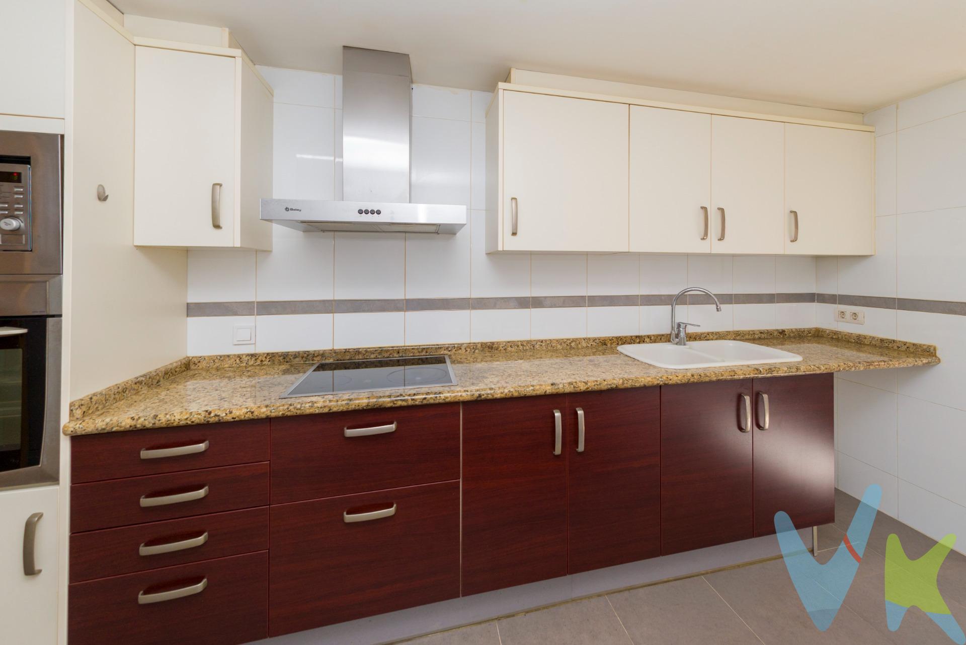 🏡 A veces, encontrar la vivienda que realmente encaja contigo es cuestión de ampliar un poco la mirada. Hay viviendas que sorprenden por sus metros. Otras, por su distribución. Y algunas, por conseguir reunir todo aquello que buscas sin tener que hacer grandes concesiones. ✨ Esta puede ser una de ellas. En Almassora, encontramos este fantástico piso de 104 m² útiles, una vivienda amplia, luminosa y completamente exterior, pensada para quienes valoran el espacio y la comodidad en su día a día. 📍 Además, su ubicación permite disfrutar de una conexión especialmente cómoda con Castellón gracias a su fácil acceso desde la N-340. Una ubicación práctica para quienes trabajan, estudian o hacen vida habitualmente en Castellón, pero prefieren descubrir otras posibilidades a la hora de elegir dónde vivir. Al entrar, uno de los primeros detalles que llama la atención es precisamente aquello que cada vez cuesta más encontrar: espacio de verdad. 🛏️ 3 dormitorios. 🛁 2 baños. 🛋️ Amplias estancias. ☀️ Vivienda todo exterior. 🛗 Ascensor. 🚗 Plaza de garaje incluida. Una distribución pensada para que cada miembro de la familia tenga su espacio y, al mismo tiempo, puedas disfrutar de zonas comunes cómodas y funcionales. La vivienda se encuentra en una segunda planta, cuenta con armarios empotrados, cocina equipada, galería, puerta blindada y gas ciudad, y está en condiciones de entrar a vivir. Construida en 2006 y con orientación Este-Oeste, ofrece además esa combinación de luz y amplitud que hace que una vivienda se sienta como un hogar desde el primer momento. ☀️. Pero quizá lo más interesante sea poner en valor el conjunto. Porque cuando buscas casa, no se trata solamente de encontrar una determinada ubicación. Se trata de preguntarte:. ¿Cuánto espacio quiero?. ¿Qué necesito realmente para vivir cómodo?. ¿Quiero garaje?. ¿Necesito tres habitaciones?. ¿Me importa estar bien conectado?. ¿Y qué vivienda puedo conseguir sin renunciar a todo lo anterior?. 💡 Es ahí donde esta propiedad cobra especial sentido. Por 163.000 €, tienes la oportunidad de disfrutar de una vivienda de 115 m² construidos y 104 m² útiles, con tres dormitorios, dos baños, ascensor y garaje incluido. Una opción especialmente interesante para familias, parejas que buscan ganar espacio o para quienes simplemente han decidido que su próxima vivienda debe ofrecerles algo más. Y todo ello, en una ubicación que te permite seguir teniendo Castellón muy cerca, pero descubriendo una forma diferente de plantearte la compra de tu hogar. 📍. 🚗 Fácil acceso a la N-340. 🏠 104 m² útiles. 🛏️ 3 habitaciones. 🛁 2 baños. 🚘 Garaje incluido. 🛗 Ascensor. ☀️ Todo exterior. 💰 163.000 €. ✨ Porque encontrar tu casa ideal no siempre consiste en buscar más lejos. A veces consiste simplemente en descubrir una opción que todavía no habías considerado. 📞 Ven a visitarla y descubre personalmente todo lo que puede ofrecerte. Quizá cuando veas sus metros, su distribución, su ubicación y todo lo que incluye, entiendas por qué merece la pena conocerla. Por mandato expreso del propietario comercializamos este inmueble mediante contrato de multi-exclusiva, por el cual numerosas agencias colaboradoras, nacionales e internacionales, ofrecen esta vivienda a sus potenciales compradores, todo ello garantizando un servicio de calidad, un trato fácil, sencillo y sin interferencias de terceros, ya que la gestión es a través de nuestra agencia. *Impuestos, gastos de compraventa tales como honorarios agencia y financiación no incluidos.