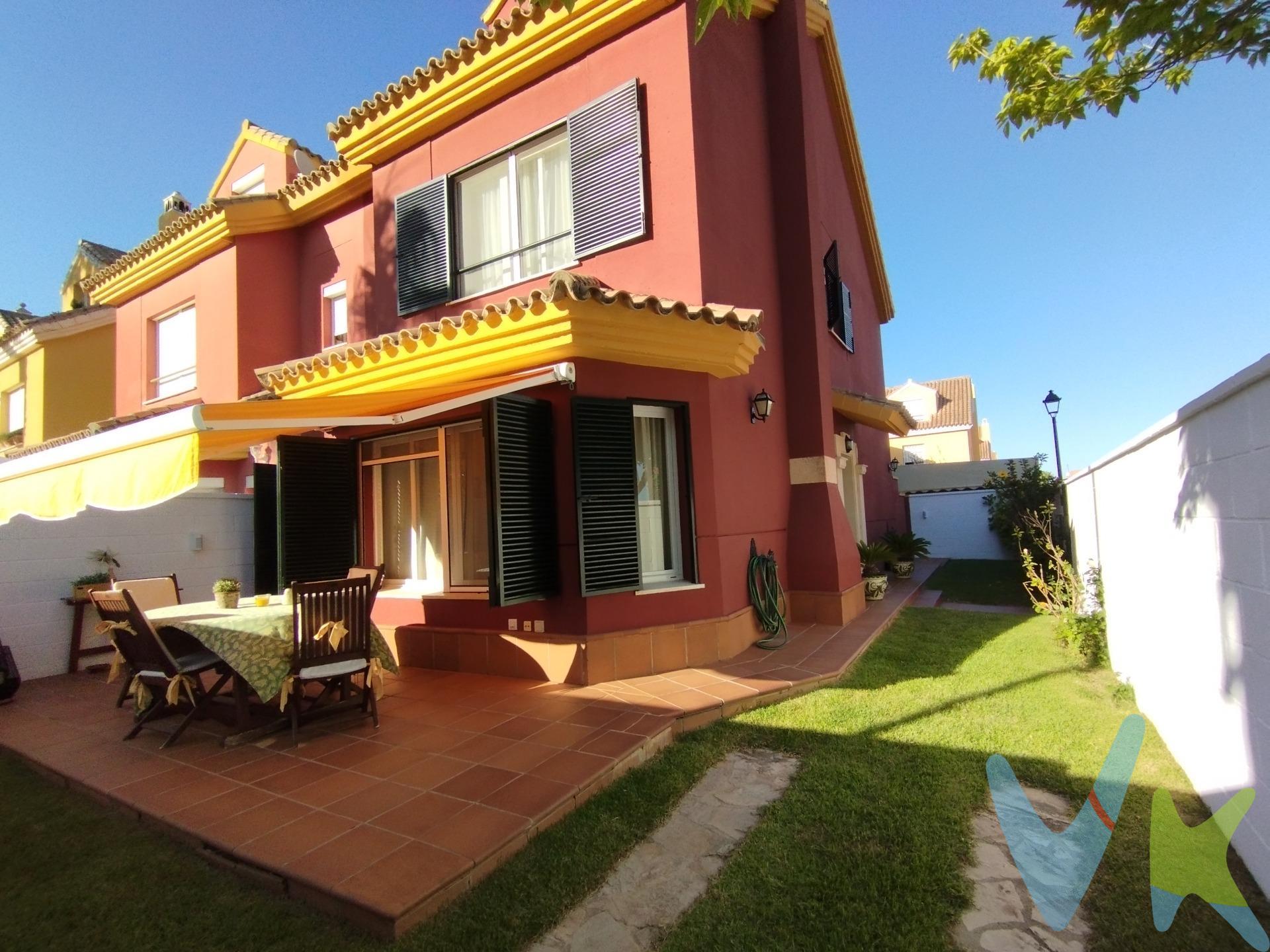 Os presentamos esta magnífica vivienda pareada que destaca por su luminosidad y optimización del espacio. Totalmente exterior, la propiedad se distribuye en tres niveles:. Planta Baja: Hall con gran armario empotrado, aseo de cortesía y salón-comedor con chimenea y acceso al porche, hueco escalera como trastero cerrado. Cocina independiente con isla, zona office y lavadero cerrado muy práctico, más zona exterior para tender. Planta Primera: Suite principal con cuatro puertas de armarios y con baño privado y dos amplios dormitorios adicionales  con dos puertas de armarios cada uno que comparten un segundo baño completo. Buhardilla: Espacio diáfano con baño completo con plato de ducha y luz natural, dos trasteros y todo un frontal de armarios. Mejoras Premium: Suelos de mármol, climatización independiente por planta (aire centralizado en dos primeras plantas y splits en buhardilla), carpintería exterior con mallorquinas de hierro de alta seguridad, termo eléctrico de 100L, caja fuerte empotrada y gas canalizado disponible a pie de calle. Vivienda haciendo esquina, con un pequeño jardín y entrada de vehículo.