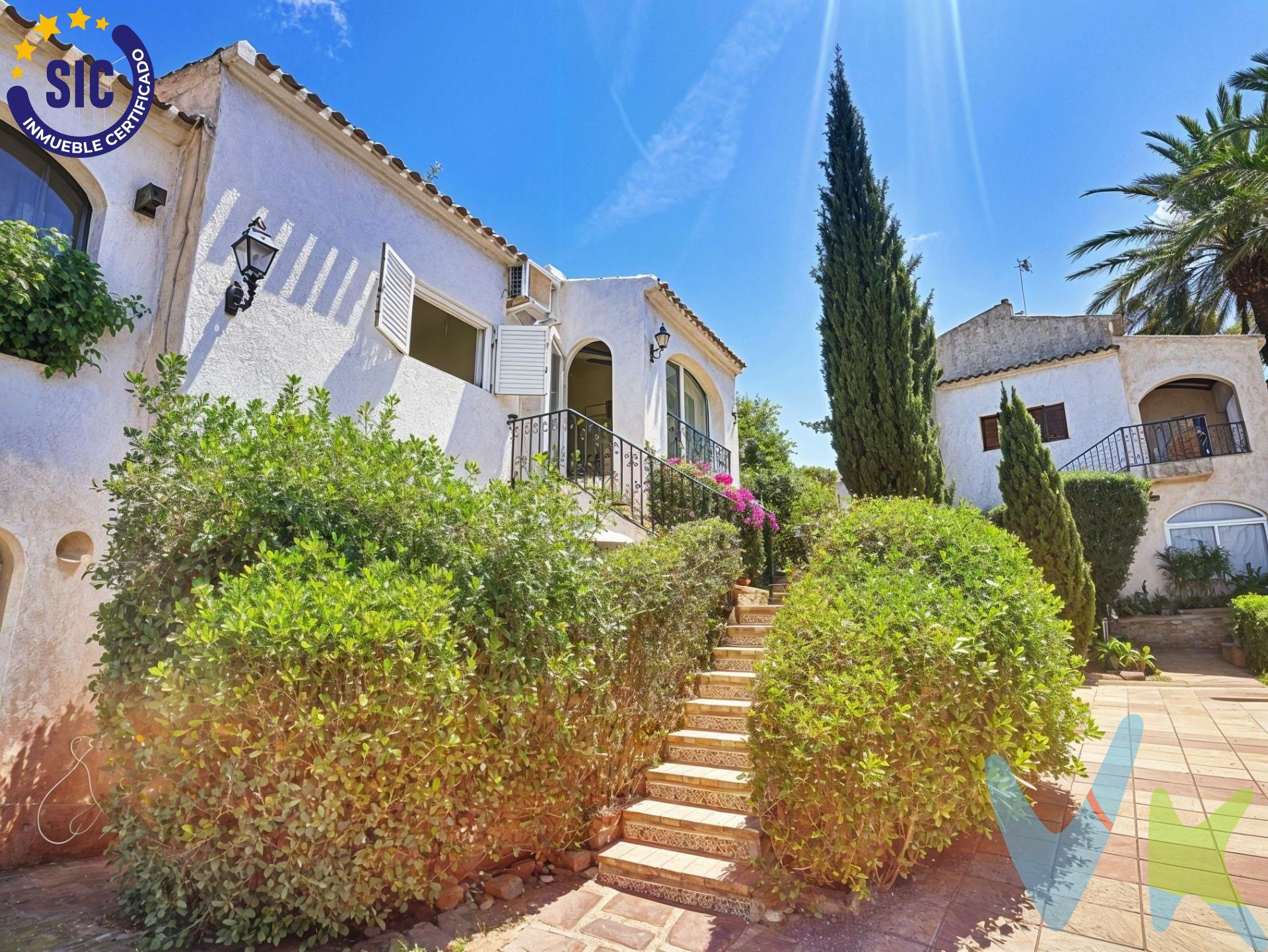 Este apartamento te da la bienvenida con un diseño moderno y luminoso. La cocina. destaca por sus muebles azules y la encimera blanca, un contraste que aporta un. toque de personalidad. Desde el salón, un amplio ventanal ofrece vistas a los. jardines y las palmeras de la urbanización, creando una conexión visual con el. exterior. Cada espacio está bañado en luz natural, realzando los acabados de alta. calidad y la cuidada decoración. Para quien busca la tranquilidad. Este hogar es un oasis de calma, lejos del ruido. En la urbanización Toscamar, un espacio. de más de 20.000 m2 de jardines, disfrutarás del sonido de la naturaleza. Escucha el canto. de los pájaros o el suave murmullo del agua en las piscinas. Este lugar te ofrece un. ambiente sereno para relajarte y desconectar. Para quien necesita sentir el hogar. Siente el confort al entrar en este apartamento de 69 m2. La distribución es fluida y. funcional: te moverás con facilidad desde la entrada al salón y comedor, conectando con la. cocina y pasando a las dos habitaciones y un baño, donde todo se siente a mano. El. suelo cerámico con acabado de madera te ofrece una sensación cálida y moderna. Cada. rincón ha sido optimizado para que te sientas cómodo, seguro y en casa desde el primer. momento. Una Urbanización Completa para tu Estilo de Vida. Residencial Toscamar es una comunidad privada pensada para tu bienestar. Además de. sus extensas zonas verdes, cuenta con dos piscinas, canchas deportivas (baloncesto,. fútbol, voleibol y tenis), mesas de ping-pong, y zonas de juego para niños. También. encontrarás una cafetería y un club de buceo, todo ello en un entorno idílico entre el mar y. la montaña. Este apartamento no es solo una vivienda, es el lugar perfecto para tu nuevo estilo de. vida. Llámanos hoy para agendar una visita y sentirlo por ti mismo. VENTA:. PVP 289.000€.  Gastos e impuestos no incluidos en el precio. La compra conlleva impuestos y gastos de formalización para el comprador. A título orientativo se informa que en segundas transmisiones el  ITP  con carácter general en  Valencia  es del  10%, pudiendo existir otros tipos impositivos atendiendo a  las circunstancias  personales del comprador u otras circunstancias previstas legalmente. Base imponible del impuesto el mayor valor entre el precio de compraventa, la tasación o el valor de referencia catastral. En cuanto a los gastos de  notaría y registro, en su caso,  suelen oscilar aprox; entre 1,5% y 2,5% (aranceles variables según precio, n.º de copias y complejidad). El comprador elige notario. Si el comprador precisase de  hipoteca: tasación, condiciones y costes bancarios serán según entidad elegida por el comprador, así como los gastos de gestoría, y cualesquiera otros gastos inherentes a la formalización de la compraventa que legalmente correspondan a la parte compradora, salvo pacto expreso en contrario con el vendedor. El consumidor tiene,  conforme a la normativa vigente, a su disposición información y documentación adicional relativa al inmueble y condiciones de la compraventa, que podrá ser consultada en C/Joaquín Costa 4, bajo 46005 Valencia o urbe2@remax.es. Honorarios de mediación inmobiliaria a cargo del  COMPRADOR: (3% del precio final de venta más IVA (21%), salvo otro pacto.); y  de VENDEDOR (según acuerdo con el mismo). . Se informa al consumidor que la agencia actúa como intermediaria inmobiliaria en la operación, estando cualquier eventual compraventa y sus condiciones sujeta a la aceptación expresa del propietario-vendedor y a la posterior formalización del correspondiente contrato.