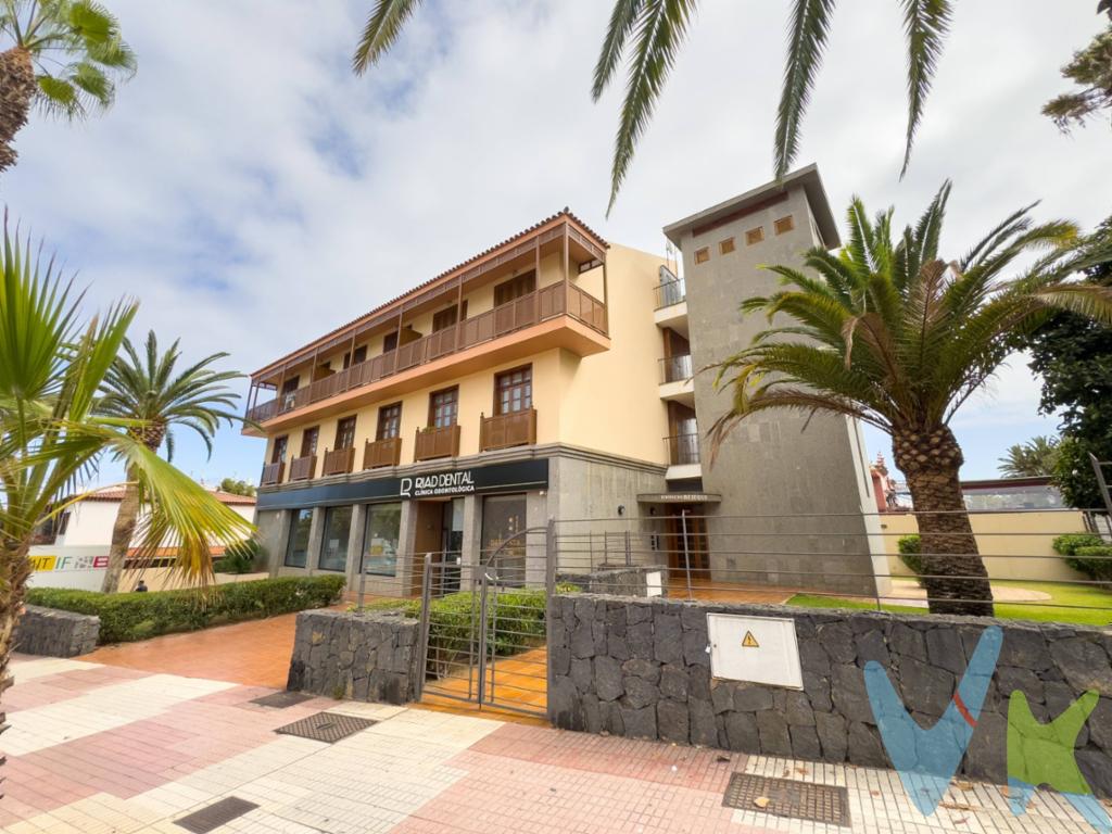 . ¡Descubre tu refugio ideal en el corazón del Distrito Botánico, en el Puerto de la Cruz, Tenerife! Este exclusivo apartamento, ubicado en un edificio de tan solo 6 viviendas, ofrece la combinación perfecta de lujo, tranquilidad y confort. Con una ubicación inmejorable, estarás rodeado de una vibrante zona de ocio con restaurantes, terrazas y parques, y a pocos minutos de las playas y piscinas más prestigiosas de la isla. Disfruta de unas vistas impresionantes desde el hermoso balcón en forma de L, donde el Teide y el mar se convierten en el telón de fondo de tus días. El apartamento cuenta con dos habitaciones una con armario empotrado y un baño completo, de cuatro piezas incluido el plato de ducha siendo un espacio muy funcional. Además, dispones de una práctica zona de lavandero con su propia terraza privada, perfecta para tender al aire libre. La plaza de garaje privada de 15 metros cuadrados con acceso directo al ascensor añade un toque de comodidad y exclusividad a tu vida diaria. El edificio, en un estado impecable de conservación, garantiza una experiencia de vida sin preocupaciones. Este es más que un simple piso; es tu nuevo hogar en una de las mejores zonas turísticas de Tenerife. ¡No dejes pasar esta oportunidad única!. Datos meramente informativos sin valor contractual. Impuestos y gastos de transmisión no incluidos en el precio de venta. 