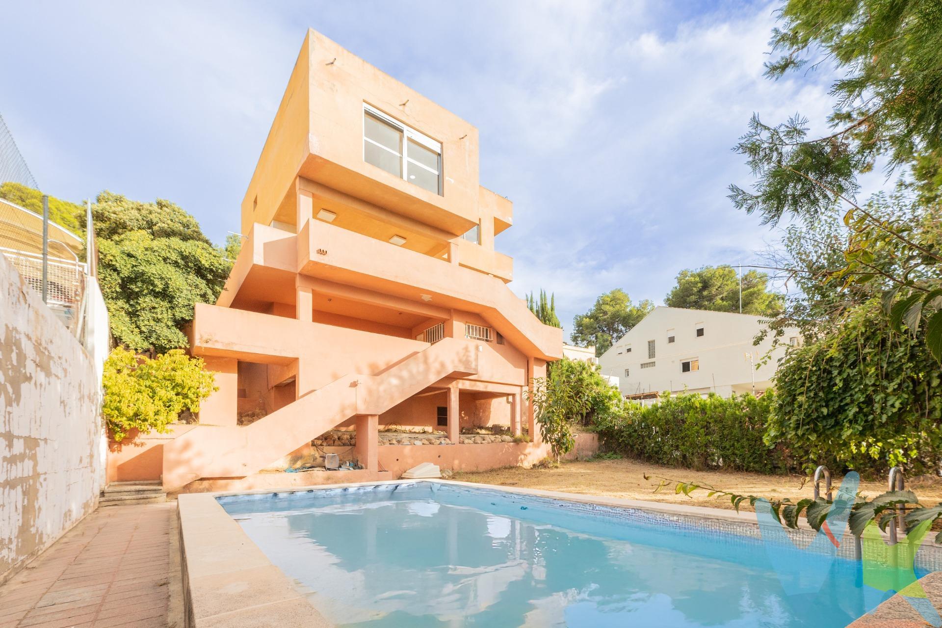 Chalet en El Vedat con vistas panorámicas y 468 m2 para personalizar tu hogar. . Tu gran proyecto familiar empieza aquí. Si sueñas con un hogar espacioso, luminoso y lleno de posibilidades, este chalet de 468 m² construidos te ofrece todo lo que necesitas para diseñar la vida que imaginas para tu familia. Con tres plantas perfectamente diferenciadas, es ideal para quienes buscan espacio, comodidad y libertad para personalizar cada rincón. Planta principal – 110 m² de vida y luz. La planta más importante, situada a ras de suelo, está pensada para vivir el día a día con el máximo confort:. Gran salón-comedor con vistas panorámicas a la terraza, perfecto para disfrutar en familia y con amigos. Cocina-office amplia, con la posibilidad de integrarla en un único espacio abierto con la zona del salón y la chimenea, creando un ambiente cálido y moderno. Dormitorio en planta baja, ideal para invitados o para quienes prefieren evitar escaleras. Cuarto de baño completo. Primera planta alta – 125 m² para soñar a lo grande. Aquí encontrarás todo el espacio que necesitas para tu familia. Una planta diáfana que podrás distribuir completamente a tu gusto:. Varias habitaciones para que cada hijo tenga la suya. Un dormitorio principal con vestidor y baño en suite. Incluso una sala de juegos, despacho o zona de estudio. Las posibilidades son infinitas. Sótano – espacio extra para todo lo que imagines. El sótano ofrece varias estancias multifuncionales que puedes aprovechar como:. Zona de ocio y juegos. Gimnasio privado. Bodega, taller o almacén. Y planta baja para tu recreo, con inmenso jardín y piscina. Planea tu zona chill out, tu barbacoa y tu piscina.. a tu gusto. Por qué te va a encantar. 468 m² construidos para crear el hogar perfecto. Tres plantas independientes que se adaptan a tu estilo de vida. Vistas panorámicas y estancias luminosas. Precio muy realista y competitivo para una vivienda de estas dimensiones. Ideal para grandes familias o familias con varios hijos que sueñan con espacio y confort. Aquí no solo compras un chalet, compras un proyecto de vida. Cada rincón puede adaptarse a tus necesidades y las de tu familia. Llámanos hoy mismo y ven a descubrir todo lo que puedes crear en esta impresionante propiedad. La descripción y los datos del presente inmueble tienen carácter meramente informativo y en ningún caso contractual. En el precio de la vivienda no están incluidos los honorarios de agencia, gastos de compraventa y/o financiación. Por mandato expreso del propietario, comercializamos este inmueble en exclusiva compartida, lo que garantiza un servicio de calidad, un trato fácil y personalizado, una gran difusión en nuestras redes compartidas y sin interferencias de terceros. Por este motivo se ruega no molestar al propietario, a los ocupantes de la propiedad, a los vecinos o conserjes del edificio si los hubiera. Si eres una agencia, llámanos colaboraremos contigo. . 