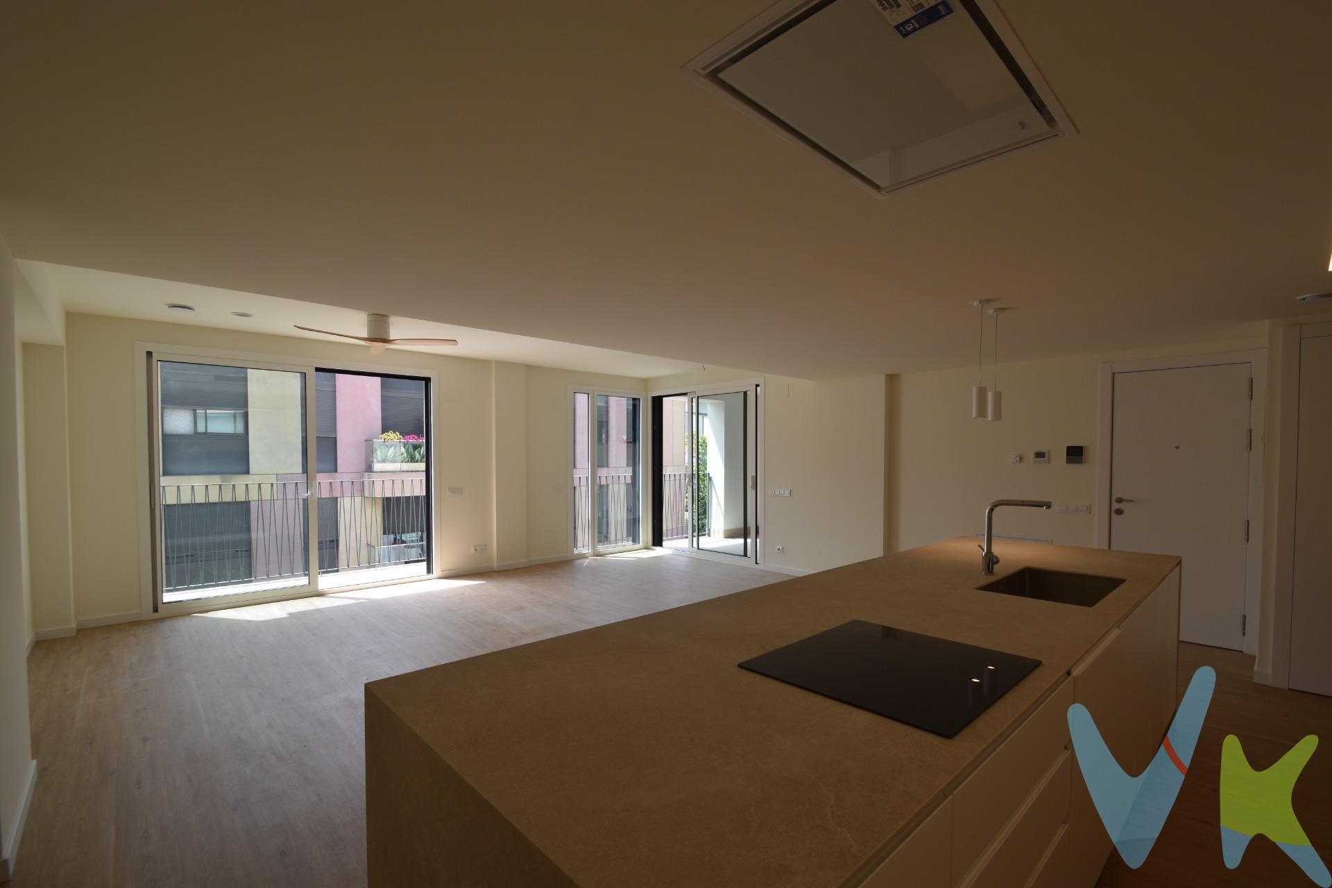 Ático dúplex de obra nueva en edificio en construcción situado a dos minutos del mar. Su superfície construida es de 145,40m² y su distribución comprende tres dormitorios, salón-comedor con cocina americana, balcón y un baño en planta y estudio de 27m² con terraza de 26m² en la planta superior. Edificio de tres viviendas con ascensor. Se entrega con electrodomésticos en la cocina (encimera de inducción, horno eléctrico, microondas integrado, lavavajillas, frigorífico y campana. Bomba de calor. Acabados de gran calidad. Las fotografías e imagenes no tienen valor contractual, son únicamente ilustrativas y sujetas a modificaciones. Vilanova i la Geltrú es una ciudad costera de casi 70.000 habitantes situada a 30' en coche y/o tren de Barcelona y a 20' del aeropuerto. Disfruta de una fachada marítima con más de 6Km de playas respetuosas con el medio ambiente, de puerto pesquero y de un famoso puerto náutico. Su Rambla Principal es conocida como una de las más largas y bonitas de Catalunya. El precio no incluye impuestos (ITP, IVA y AJD), ni los gastos de notario ni los de registro. Entrega aproximada 1er trimestre año 2026. LICENCIA DE OBRAS MAYORES Núm. 444/2022/eOBR