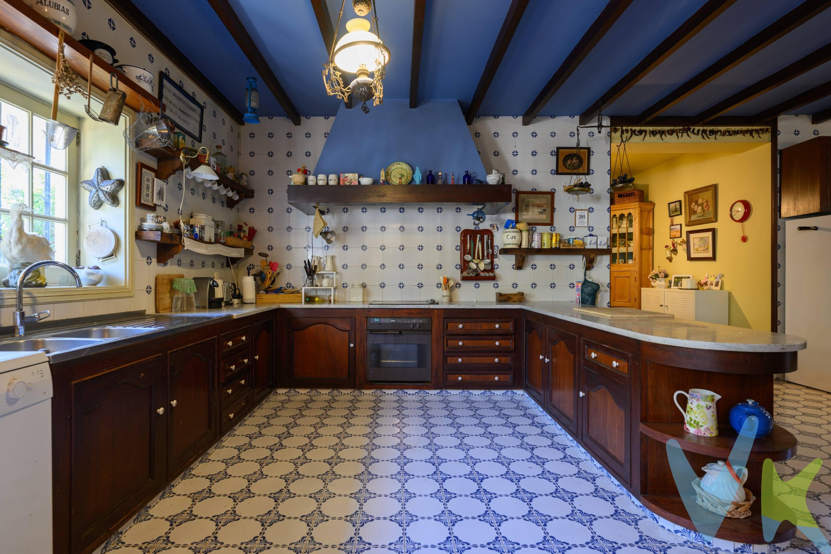 Te presentamos esta impresionante y majestuosa casa en el idílico Monte Lentiscal, en Tafira. Con más de 1.000 m² de espacio y una extensa parcela de más de 4.000 m², ésta propiedad de ensueño te ofrece una experiencia de vida sin igual.  Con una ubicación inmejorable, en esta vivienda estarás rodeado de la serenidad y tranquilidad que sólo se encuentra en esta exclusiva zona, al tiempo que disfrutarás de un fácil acceso a todos los servicios y comodidades que puedas necesitar. Los exteriores de esta propiedad son simplemente asombrosos. Podrás deleitarte en los amplios jardines, sumergirte en la refrescante piscina, disfrutar de un relajante solarium con baños, practicar deportes en la zona destinada al tenis y pasar agradables momentos de ocio al aire libre. Aquí, podrás disfrutar al máximo de la vida al aire libre. En el interior, esta casa, brinda una excelente oportunidad para adaptarla a tus gustos y necesidades. Sus más de mil metros cuadrados se distribuyen en dos plantas, con espacio de sobra para que tú y tu familia se sientan verdaderamente cómodos. Descubre 5 habitaciones dobles, dos baños completos, una espectacular cocina, un amplio salón y sala de estar, una zona de lavado, un garaje con capacidad para 3 vehículos, una bodega y todo lo necesario para que vivas y disfrutes momentos inolvidables junto a tu familia. Los amplios espacios y la abundante luz natural que inunda cada rincón de esta maravillosa vivienda crean una atmósfera cálida y acogedora. Sin importar en qué habitación te encuentres, siempre te sentirás invadido por esa sensación de tranquilidad y confort que tanto anhelas en tu hogar. No dejes escapar esta oportunidad única de convertir esta casa en tu hogar de ensueño. Imagina las infinitas posibilidades de personalización y diseño que tendrás a tu disposición. Crea el espacio perfecto para ti y los tuyos, en un entorno verdaderamente excepcional. Agenda una visita ahora y comienza a imaginar cómo sería la vida en esta impresionante propiedad. ¡Permítenos guiarte en este emocionante viaje hacia tu nuevo hogar!. Los gastos e impuestos derivados de la compraventa no están incluidos en el precio