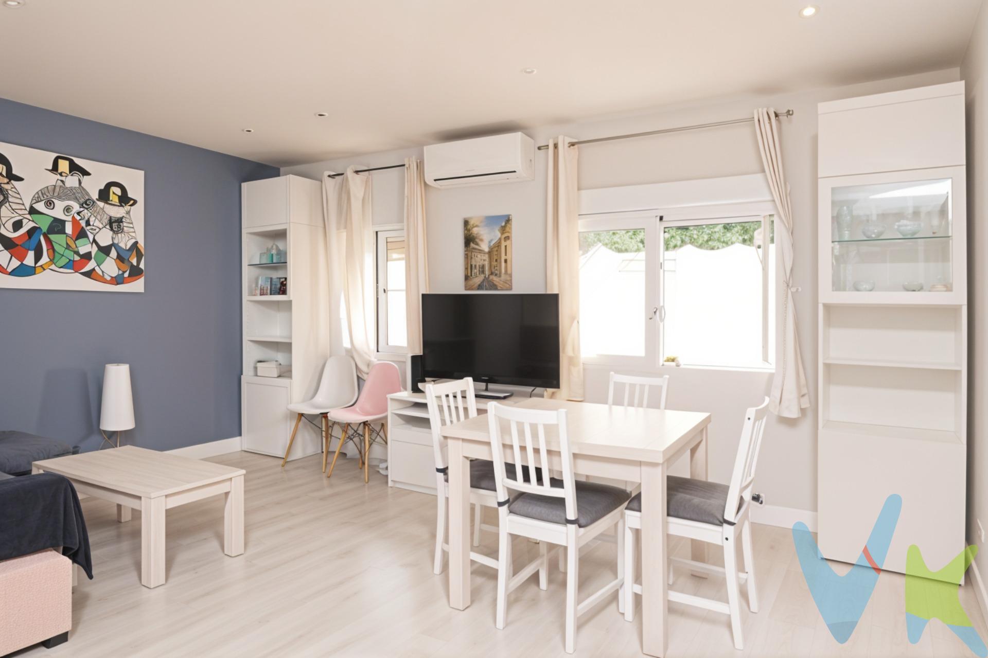 Se vende piso reformado en 2020 en la Calle General Ricardos, en pleno Carabanchel, una de las zonas más consolidadas y con mejor proyección de Madrid. La vivienda cuenta con:. 🛏 2 dormitorios dobles con armarios empotrados. 🛁 Baño completo con ducha + aseo adicional. 🍽 Cocina independiente totalmente equipada con tendedero. 🛋 Salón amplio y luminoso con aire acondicionado. Y además incluye:. ✅ Tarima flotante. ✅ Calefacción individual por gas natural. ✅ Pintura lisa. ✅ Aire acondicionado. ✅ Puerta blindada y alarma instalada. ✅ Ascensor. ✅ Acceso adaptado a personas con movilidad reducida (PMR). Muy luminoso, con buena orientación y en finca cuidada. 🚇 Excelente ubicación: rodeado de comercios, colegios, zonas verdes y a pocos minutos del metro y varias líneas de autobús. Ideal tanto para vivir como para invertir. 📞 ¡No dejes pasar esta oportunidad! Contacta para concertar una visita. El comprador tendrá un coste adicional correspondiente al servicio de gestión, asesoramiento y acompañamiento en todo el proceso de compra. Dicho importe, el mobiliario, la decoración y los impuestos no están incluidos en el precio publicado. 