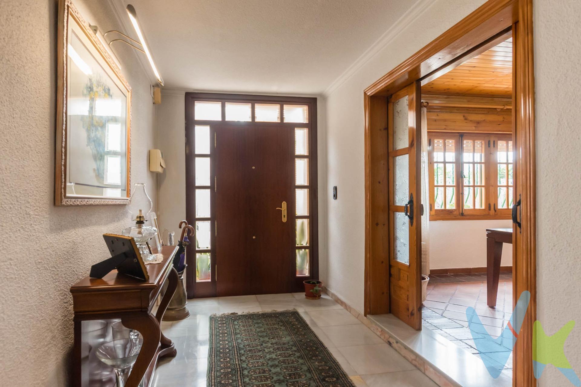 Descubre el hogar que siempre has soñado en esta impresionante vivienda de dos plantas más buhardilla, situada en un entorno natural y tranquilo a sólo diez minutos del corazón de Murcia. Esta propiedad es ideal para familias gracias a su amplitud, calidades excepcionales y luminosidad. Al entrar te recibirán un amplio recibidor y un acogedor salón-comedor con chimenea y techos de madera. La cocina amueblada ofrece acceso directo al gran patio exterior lleno de luz. En la primera planta hay cuatro espaciosas habitaciones iluminadas por grandes ventanales; una cuenta incluso con salita privada perfecta como estudio o habitación adicional. Además, disfrutarás de otro baño completo así como una segunda cocina con salida al balcón-terraza donde se puede apreciar la belleza del entorno natural circundante. La joya escondida es la amplia buhardilla luminosa (40m2), versátil para ser usada como dormitorio extra o área recreativa mientras disfrutas hermosas vistas panorámicas desde allí. En el nivel principal también encontraras garaje privado adecuado para dos vehículos u opción almacenamiento cómodo. Situándose esta vivienda cerca todos los servicios necesarios sin perder tranquilidad ni conexión rápida hacia Ronda Sur. Por último, te vamos a contar una cosa: Los propietarios han confiado en nosotros y nos han contratado en exclusiva para que les ayudemos a vender uno de sus bienes más preciados, su casa, su hogar. Esto para ti, como comprador, será una garantía ya que tendrás acceso a un servicio de calidad, un trato fácil, sencillo y sin interferencias de terceros. Por eso, te vamos a pedir un favor, habla con nosotros, no los molestes, te vamos a ayudar en caso de interés en todo el proceso y te vamos a facilitar toda la documentación e información que precises. Como ya te habíamos dicho, ¡Un servicio de calidad!.