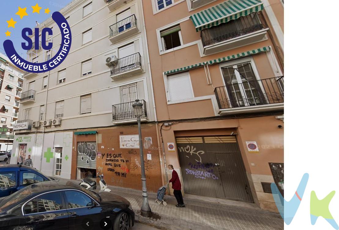 VENTA DE NUDA PROPIEDAD. La venta de la nuda propiedad es una transacción inmobiliaria que permite al propietario de un inmueble vender únicamente la titularidad del bien, conservando el derecho de uso y disfrute sobre el mismo de por vida o por un período determinado. ¡Tu Próximo Gran Movimiento de Negocio Te Espera! - NUDA PROPIEDAD. Emprendedor, comerciante, visionario: Esta es la oportunidad que estabas buscando para asegurar tu futuro financiero. Ponemos a la venta la NUDA PROPIEDAD de un amplio local comercial de 154 m², a solo 100 metros del río Turia y estratégicamente ubicado cerca de la Avenida Pérez Galdós. Este no es solo un local; es una inversión inteligente en una de las zonas más vibrantes y con mayor potencial de Valencia. ¿Por qué este local es tu mejor opción?. •	Localización estratégica: Situado en el corazón de L'Olivereta, un barrio consolidado con un flujo constante de clientes potenciales, tanto residentes como turistas. •	Adaptabilidad Ilimitada: Con 123 m² útiles a tu disposición, este espacio es el lienzo perfecto para tu visión. Imagina tu coworking, restaurante, tienda de moda, galería de arte o cualquier otro negocio prosperando aquí. •	Inversión con Visión: La nuda propiedad te ofrece una oportunidad de inversión única, permitiéndote adquirir un activo de alto valor a un precio excepcional. No dejes pasar esta ocasión de oro para establecer tu negocio en una ubicación inmejorable. El mercado no espera, y las mejores oportunidades desaparecen rápido. ¡Actúa ahora! Llama ya y asegura tu visita para descubrir todo el potencial de este local. ---. La descripción del presente inmueble e imágenes tienen mero carácter informativo y en ningún caso carácter contractual, pudiendo ser modificados por la inmobiliaria comercializadora sin que ello implique responsabilidad alguna frente a terceros. . En el precio de venta al público, esta propiedad NO incluye los gastos de adquisición (Notario, registro, gestión, honorarios, etc…). 