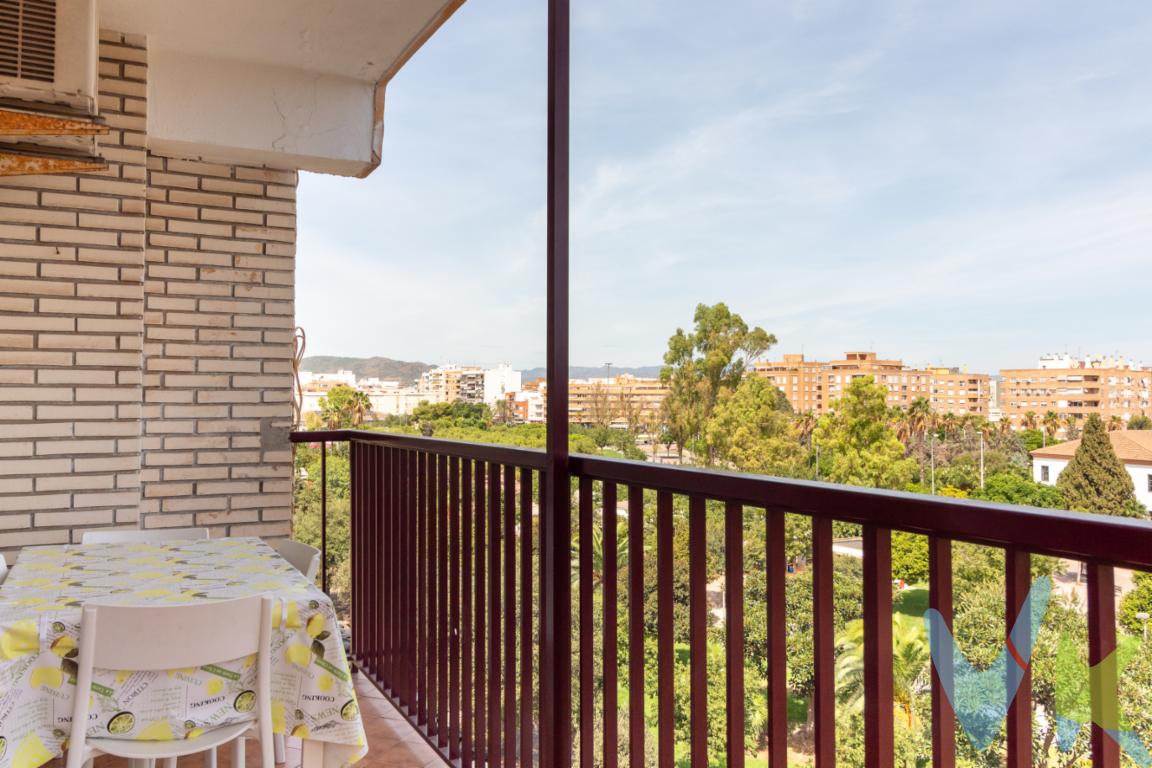 Piso en Venta con terraza y vistas al parque del Triangulo UmbralDescubre esta magnífica oportunidad para adquirir un piso amplio en la encantadora localidad de Puerto de Sagunto. Este inmueble, situado en plena avenida de 9 de Octubre, ofrece todas las comodidades y el espacio que tu familia necesita, siendo perfecto tanto para quienes buscan su hogar ideal. Este piso de 97 metros útiles y un total de 112 metros construidos, proporciona una distribución versátil y acogedora. La vivienda, ubicada en la quinta planta de un edificio con ascensor, cuenta con cuatro habitaciones, ideales para satisfacer todas tus necesidades, además de ofrecer la posibilidad de adaptar esta zona a otros usos como estudio o despacho. El piso incluye dispone de dos baños completos recién reformados que mejoran tu calidad de vida y ofrece un entorno más organizado y fluido para el día a día.Destaca una amplia terraza a la que accedemos desde el salón que proporciona un espacio exterior inigualable para disfrutar de momentos de relax, comidas al aire libre o simplemente contemplar el entorno desde una perspectiva privilegiada. La terraza añade además una conexión vital con el exterior, permitiendo disfrutar del clima mediterráneo y unas vistas espectaculares a uno de los pulmones verdes de la ciudad. Desde la cocina abierta también disfrutaremos de estas vistas. El piso se vende completamente amueblado y equipado con electrodomésticos: una nevera americana, lavavajillas, microondas y lavadora totalmente nuevos, que lo convierte en una opción atractiva y práctica para aquellos que desean una mudanza sin contratiempos ni esperas. Solo preocúpate por traer tus pertenencias y comenzar a disfrutar de tu nuevo hogar desde el primer día. La ubicación del piso es otro de sus grandes atractivos. Bien conectado mediante transporte público, el bus cercano facilita sus desplazamientos diarios, permitiéndote moverte por la ciudad y alrededores de manera rápida y eficaz. Además, la proximidad a todos los servicios esenciales como colegios, supermercados, y centros de salud, hace que la vida en este barrio sea cómoda y provechosa. En definitiva, esta propiedad representa una combinación perfecta de confort, ubicación y espacio, adaptándose a las demandas de aquellos que valoran la calidad de vida y el bienestar. No dejes pasar esta magnífica oportunidad de vivir en una de las mejores zonas de Puerto de Sagunto. Te invitamos a visitar el inmueble y descubrir en persona todo lo que tiene para ofrecer. Cada rincón está diseñado para aportar calidez y funcionalidad a su día a día. No dudes en contactar para más información o concertar una visita, estaremos encantados de atenderte y mostrarte esta excelente oportunidad.* En nuestra agencia contamos con el distintivo de Agentes de Intermediación Inmobiliaria de la Comunitat Valenciana (Número de registro RAICV 1394) y cumplimos con todos los requisitos que debe tener un profesional del sector inmobiliario*Por mandato expreso del propietario, comercializamos este inmueble en exclusiva, lo que le garantiza el acceso a toda la información, a un servicio de calidad, un trato fácil, sencillo y sin interferencias de terceros. Si usted es agente inmobiliario y tiene un cliente para este inmueble, llámenos estaremos encantados de colaborar.*El precio indicado no incluye gastos ni otros conceptos. A tal efecto, se informa que al referido precio habrá que añadirle los gastos propios de la transmisión inmobiliaria, entre los que cabe enumerar los siguientes: honorarios notariales, impuesto al que se encuentre sujeta la transmisión (Impuesto sobre el Valor Añadido o Impuesto sobre Transmisiones Patrimoniales y Actos Jurídicos Documentados, según el caso), gastos de inscripción en el Registro de la Propiedad y honorarios de intermediación de la agencia inmobiliaria.*¿Qué te ofrecemos en nuestra agencia?  - Agilizamos y hacemos más cómodo el proceso.  - ¡Nos ocupamos de todo! Cero preocupaciones.  - Recibe apoyo legal y fiscal durante todo el proceso.  - Experto inmobiliario 100% a tu lado.  - Asistencia post venta ¡Seguimos a tu lado!  Si deseas saber más, no dudes en ponerte en contacto con nosotros.