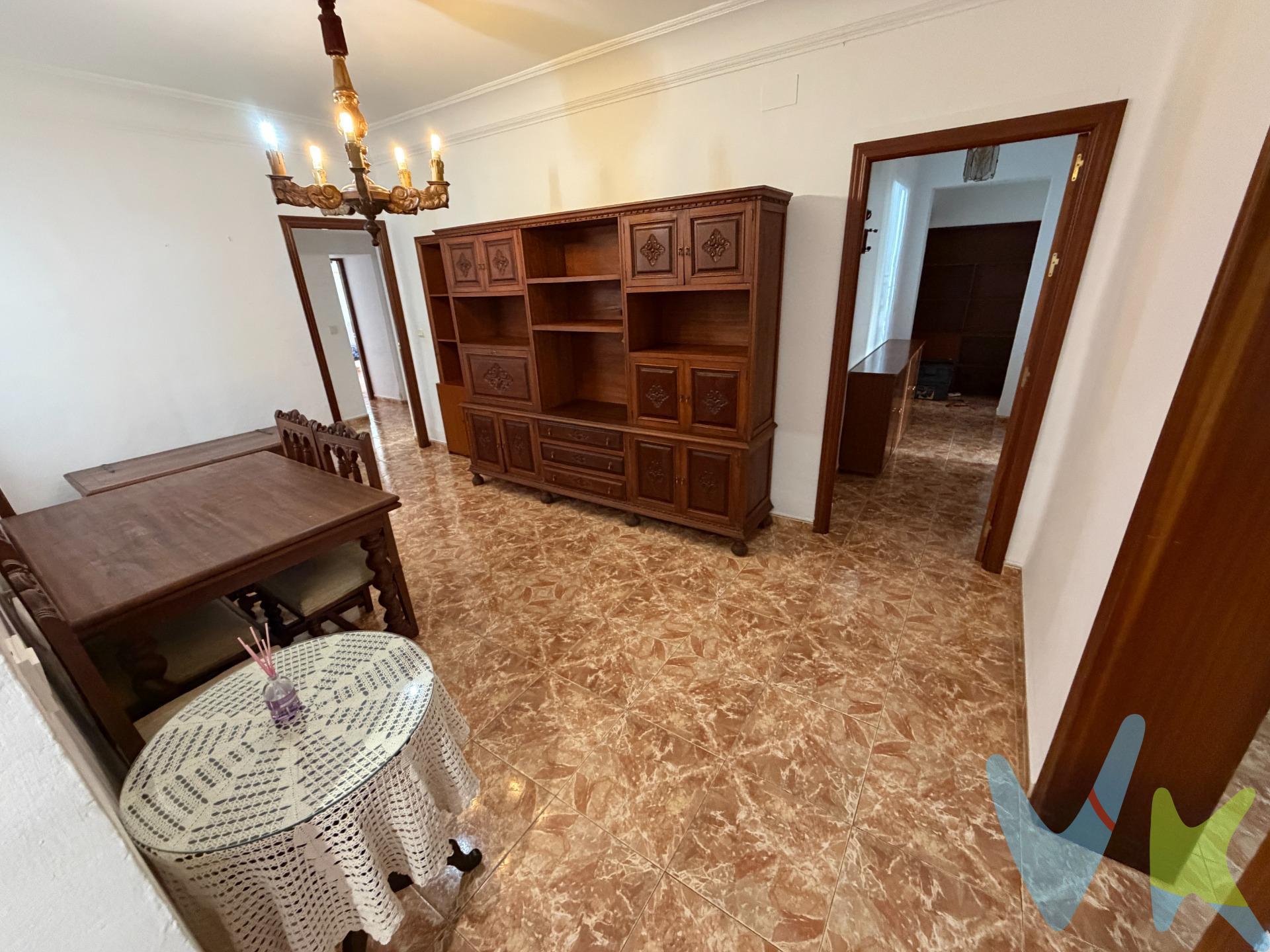En EXCLUSIVA presentamos...excelente piso de hasta 6 dormitorios , 2 baños y 2 patios junto a Republica Argentina. DISTRIBUCIÓN Y ESPACIOS INTERIORES y CALIDADES :. - Vivienda con 132m2 construidos, situado en planta baja en edificio con pocos vecinos :. - Gran salón-comedor de casi 18 m2. - Cocina amueblada y sin electrodomesticos  con lavadero independiente y acceso a un primer gran patio (casi 14m2) de los 2 disponibles de uso privativo . El otro patio disponible tiene acceso desde uno de los dormitorios y tiene casi 20m2. - Cuenta con 6 dormitorios de buen tamaño y dos baños, todos ellos con ventilacion natural. - Muy luminoso. - No dispone de ningun sistema de climatizacion ni de frio ni de calor. - Dispone algunos armarios empotrados en varias estancias. - Carpinteria metalica en aluminio ( climalit en las estancias que dan a la calle). - Estado de conservacion: Habitable y totalmente conservado, reformado en muchos aspectos pero ya hace años. - IBI: 150€/año    -    Cuota de comunidad. 80€/mes (agua no incluida). - Se vende sin mobiliario, excepto cocina. Vivienda con muchas posibilidades. Ideal para vivir en ella y/o como inversion para destinarla a alquiler. . UBICACIÓN: Ubicado en el excelente zona dentro de Ciudad Jardin, zona muy proxima a la avenida de Republica Argentina y centro de la ciudad. Zona totalmente urbanizada y con todos los servicios necesarios para tu dia a dia (Colegios / guarderias, supermercados, centro medicos, farmacias, paradas de bus y taxis, comercios de todo tipo, etc etc. ) . Para cumplir con la normativa vigente tenemos a disposición del cliente el Documento Informativo Abreviado (DIA) así como la información mínima solicitada en el artículo 31 de la Ley 12/2023, de 24 de mayo, por el Derecho a la Vivienda. Respecto al precio de venta indicado, éste, no tiene caducidad, y puede ser alterados sin previo aviso. En caso de venta, el precio corresponde únicamente al inmueble, sin incluir mobiliario, salvo se indique lo contrario, y de forma expresa. En cumplimiento de las obligaciones de información previstas en la Ley 10/2025, de 28 de diciembre, de servicios de atención a la clientela y transparencia, así como en la normativa sectorial vigente, se hace constar que el precio indicado NO INCLUYE los gastos e impuestos inherentes a la adquisición, los cuales se desglosan a continuación:. • Impuesto sobre Transmisiones Patrimoniales (ITP)(*): Se aplicará el tipo impositivo vigente en la Comunidad Autónoma de Andalucía (generalmente el 7%), sin perjuicio de tipos reducidos del 3,5%, 1,2% o 1% aplicables según las circunstancias personales del comprador o las características del inmueble. El impuesto se devenga sobre el Valor de Referencia de Catastro o el precio de venta, aquel que resulte superior. • Honorarios Agencia del comprador: 2,5 % del precio final de venta más el 21% de IVA (con un mínimo de 3.500 € más el 21% de IVA). • Gastos de Notaría: Los honorarios notariales se calcularán conforme al arancel oficial regulado en el Anexo I, del Real Decreto 1426/1989, de 17 de noviembre, por el que se aprueba el arancel Notarial. • Gastos de Registro: La inscripción en el Registro de la Propiedad se facturará según el arancel oficial establecido en el ANEXO I, del Real Decreto 1427/1989, de 17 de noviembre, por el que se aprueba el arancel Notarial. • Gastos de Gestión (Gestoría): Los honorarios por la tramitación administrativa, liquidación de impuestos e inscripción registral ascienden a unos 600€ aproximadamente (IVA incluido). (*)Para una información exhaustiva sobre el funcionamiento, tipos impositivos y bonificaciones del ITP en Andalucía, puede consultar el portal oficial de la Agencia Tributaria de la Junta de Andalucía.