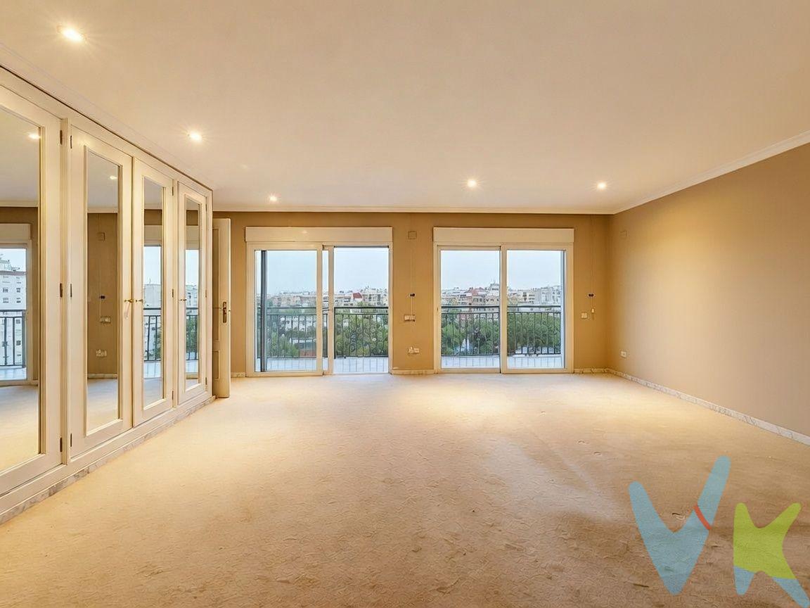 En pleno Jaume Roig – Pla del Real, a pie de los Jardines de Viveros, sale al mercado una vivienda de 178 m2 construidos (cerca de 161 m2 útiles según el levantamiento de planos) que no se ve todos los días: altura, luz por los cuatro costados y unas vistas que difícilmente vas a encontrar en otro piso de la zona. Situada en la séptima planta de un edificio consolidado con servicio de portería y ascensor, la vivienda cuenta con un detalle poco habitual: doble acceso, con una puerta de servicio independiente y una entrada directa a la zona de día. Nada más entrar sorprenden las proporciones: dos grandes estancias diáfanas que suman más de 75 m2 combinados y un pasillo de casi 9 m2, junto con 3 baños de buen tamaño. A día de hoy la vivienda no tiene una distribución cerrada — no hay zona de día ni de noche marcada — lo que la convierte en un auténtico lienzo en blanco para quien busque diseñar una vivienda de gran formato exactamente a su medida, sin heredar reformas ni distribuciones ajenas. Y luego está su gran protagonista: el balcón, de más de 22 m2, que recorre buena parte de la fachada. Asomarse aquí significa tener los Jardines de Viveros enteros a tus pies, con sus pistas deportivas, su piscina y el skyline de Valencia de fondo. Características principales:. ● 178 m2 construidos (. 161 m2 útiles). ● Séptima planta, edificio con portería y ascensor. ● Doble acceso: puerta de servicio + entrada a zona de día. ● 3 baños. ● Balcón de más de 22 m2 con vistas despejadas a los Jardines de Viveros. ● Distribución sin definir: dos grandes estancias diáfanas de 75 m2 combinados, ideales para reforma integral a medida. ● Vivienda muy exterior y luminosa. ● Zona Jaume Roig – Pla del Real: entorno residencial consolidado, cerca de universidades, hospitales y parques. Una oportunidad poco frecuente para quien busca altura, luz y unas vistas privilegiadas en una de las zonas más consolidadas de Valencia, con total libertad para convertirla en la vivienda que siempre ha imaginado. VENTA:. PVP 850.000€. Gastos e impuestos no incluidos en el precio. La compra conlleva impuestos y gastos de formalización para el comprador. A título orientativo se informa que en segundas transmisiones el ITP con carácter general en Valencia es del 9%, pudiendo existir otros tipos impositivos atendiendo a las circunstancias personales del comprador u otras circunstancias previstas legalmente. Base imponible del impuesto el mayor valor entre el precio de compraventa, la tasación o el valor de referencia catastral. En cuanto a los gastos de notaría y registro, en su caso, suelen oscilar aprox. entre 1,5% y 2,5% (aranceles variables según precio, n.º de copias y complejidad). El comprador elige notario. Si el comprador precisase de hipoteca: tasación, condiciones y costes bancarios serán según entidad elegida por el comprador, así como los gastos de gestoría, y cualesquiera otros gastos inherentes a la formalización de la compraventa que legalmente correspondan a la parte compradora, salvo pacto expreso en contrario con el vendedor. El consumidor tiene, conforme a la normativa vigente, a su disposición información y documentación adicional relativa al inmueble y condiciones de la compraventa, que podrá ser consultada en C/Joaquín Costa 4, bajo 46005 Valencia o urbe2@remax.es. Honorarios de mediación inmobiliaria a cargo del COMPRADOR: (3% del precio final de venta más IVA (21%), salvo otro pacto.); y de VENDEDOR (según acuerdo con el mismo). Se informa al consumidor que la agencia actúa como intermediaria inmobiliaria en la operación, estando cualquier eventual compraventa y sus condiciones sujeta a la aceptación expresa del propietario-vendedor y a la posterior formalización del correspondiente contrato. 