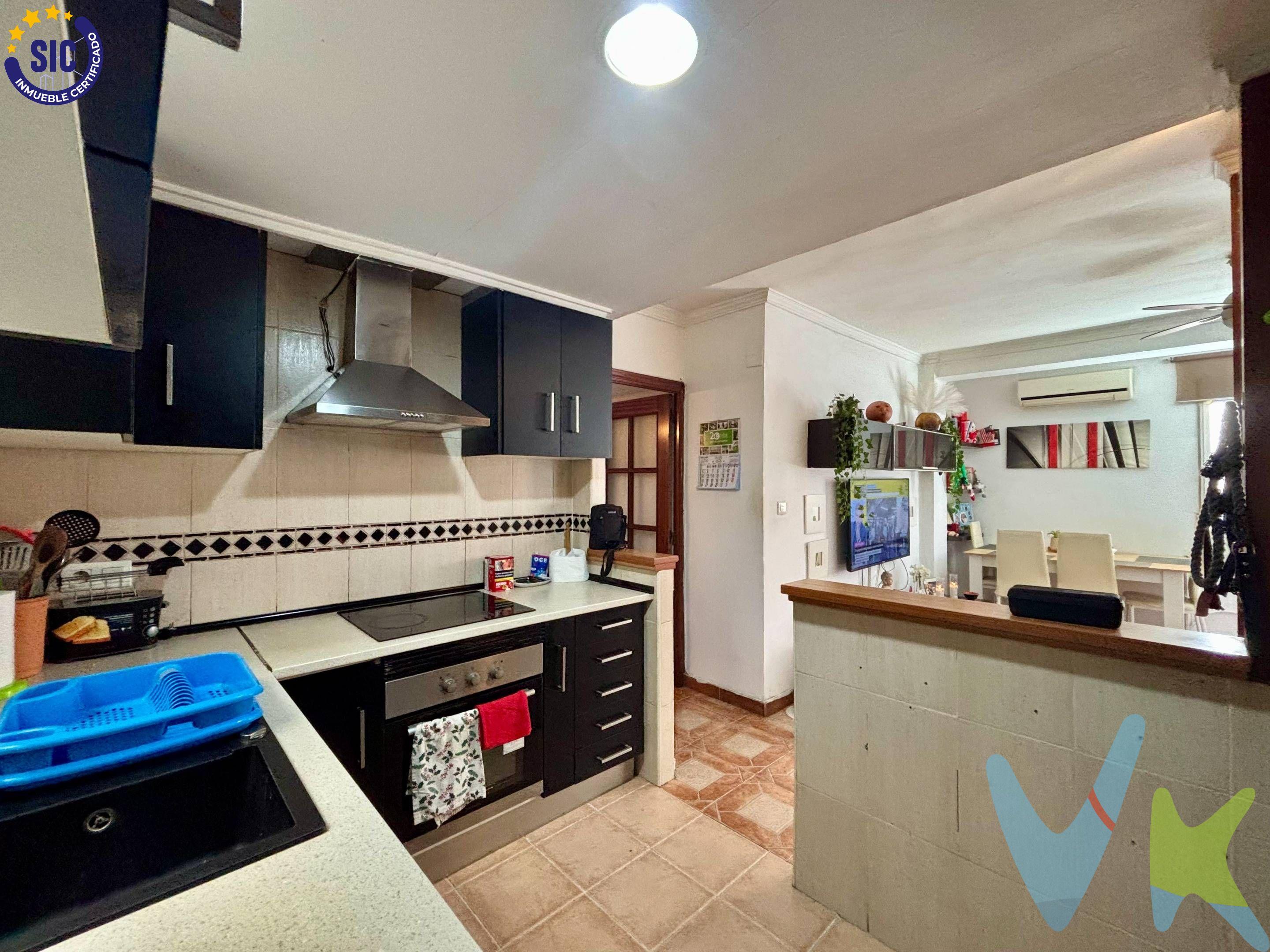 . Te presentamos en EXCLUSIVA  bonita vivienda Ubicada en una zona muy bien comunicada, a pocos minutos caminando del Puerto de Valencia y la Avenida del Puerto, esta vivienda ofrece una excelente oportunidad tanto para vivir como para invertir. Su cercanía a la playa y a las zonas de ocio del puerto permite disfrutar del mar y del ambiente valenciano sin renunciar a la comodidad de la ciudad. La vivienda cuenta con una distribución práctica y espacios bien aprovechados. El salón-comedor es luminoso  como el resto de habitaciones  que dan al exterior.La cocina  ofrece funcionalidad  y da amplitud al  tener estilo americano . Las tres habitaciones son de buen tamaño   el inmueble está  en excelentes  condiciones para entrar a  vivir sin necesidad de reformas , es una primera planta SIN ASCENSOR y va totalmente amueblada!!!. Disfruta de la cercanía al Puerto deportivo y de ocio, restaurantes, terrazas, la Marina Real y la playa de Las Arenas. Muy bien comunicado por transporte público y rodeado de todos los servicios: supermercados, colegios, ambulatorio, zonas verdes y comercios. ✅ Ideal tanto para vivir como para invertir, gracias a su ubicación estratégica y su versatilidad. Perfecto para familias o como vivienda para alquilar a largo plazo o por habitaciones. ¡Una vivienda que lo tiene todo: espacio, luz, ubicación y buen estado!. Contáctanos y ven a verla. ¡Te encantará!. Por encargo directo del propietario, gestionamos la venta de este inmueble en exclusiva, lo que le garantiza un servicio de calidad, información transparente y un proceso ágil, sin intermediaciones innecesarias. Por respeto a la privacidad del propietario, los ocupantes y los vecinos, solicitamos no contactarles directamente. Agradecemos su comprensión.    Si usted es un profesional inmobiliario y tiene un cliente interesado en esta propiedad, no dude en llamarnos. Estaremos encantados de colaborar. La oferta está sujeta a cambios de precio o retirada del mercado sin previo aviso. Este anuncio en su conjunto, incluyendo textos, fotos, imágenes o cualquier otro contenido del mismo, no es vinculante dado que la información es ofrecida por terceros y puede contener errores. Se muestra a título informativo y no contractual. Número de Registro de Agentes de Intermediación Inmobiliaria de la Comunidad Valenciana: RAICV-3991. El precio no incluye lo siguiente: honorarios de la agencia inmobiliaria, impuestos (IVA, ITP) y otros gastos de la Compraventa (notaria, gestoría y registro). . 