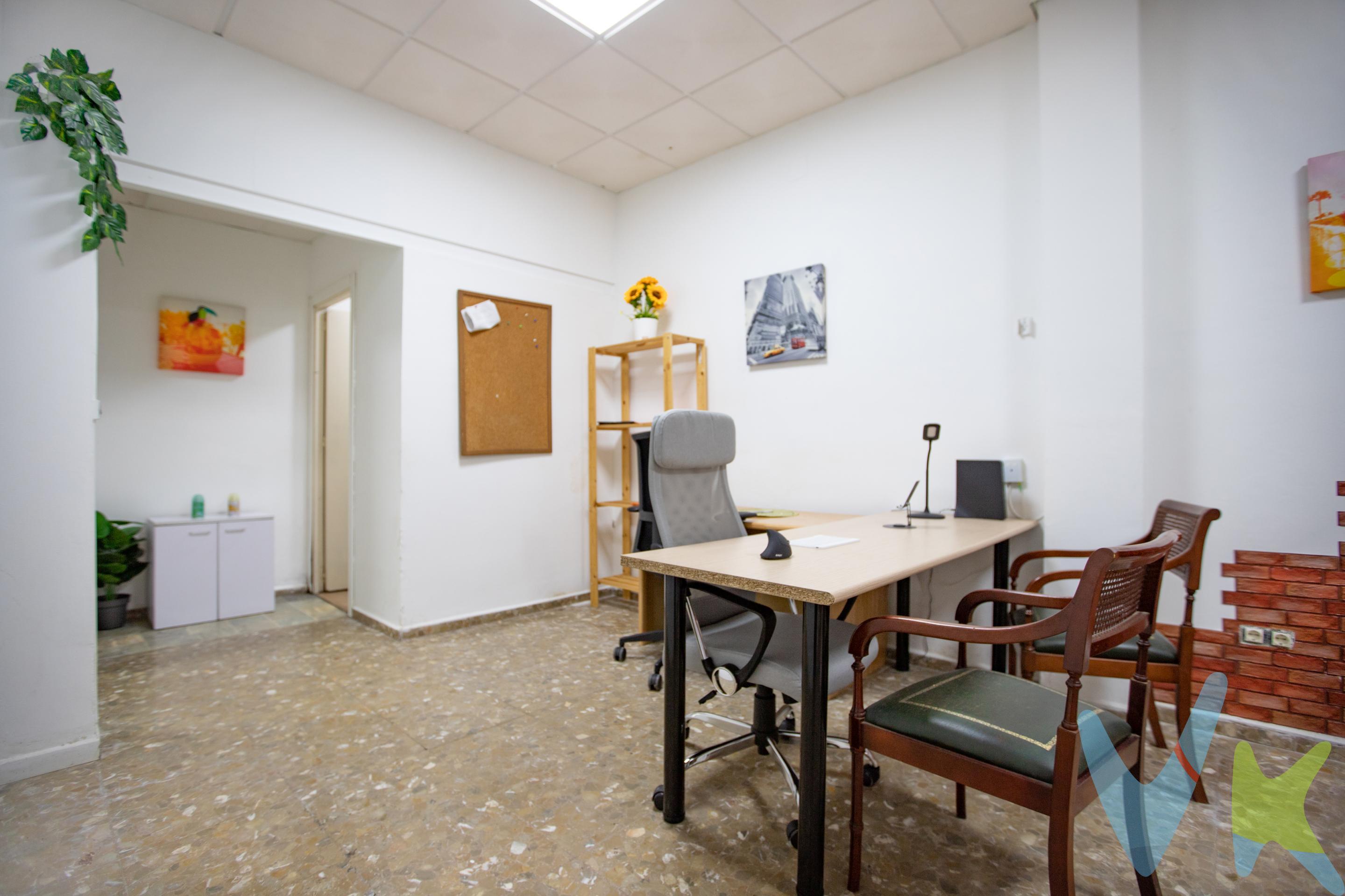 Precio de venta: (85.000 +GASTOS) €. Piso-Local comercial reformado  Sin Cambio de Uso. Estupendo local , de 52m2 convertido en piso en la barriada del Palmarillo. Está compuesto de dos habitaciones, salon comedor, cocina y baño con ducha. Muy céntrico y funcional. En cumplimiento de las obligaciones de información previstas en la Ley 10/2025, de 28 de diciembre, de servicios de atención a la clientela y transparencia, así como en la normativa sectorial vigente, se hace constar que el precio indicado no incluye los gastos e impuestos inherentes a la adquisición, los cuales se desglosan a continuación:. ● Impuesto sobre Transmisiones Patrimoniales (ITP): Se aplicará el tipo. impositivo vigente en la Comunidad Autónoma de Andalucía (generalmente el. 7% (5.950€), sin perjuicio de tipos reducidos del. 3,5%, 1,2% o 1% aplicables según las circunstancias personales del. comprador o las características del inmueble). El impuesto se devenga sobre. el Valor de Referencia de Catastro o el precio de venta, aquel que resulte. superior. ● Gastos de Notaría: Los honorarios notariales se calcularán conforme al. arancel oficial regulado en el Anexo I, del Real Decreto 1426/1989, de 17 de. noviembre, por el que se aprueba el arancel Notarial. ● Gastos de Registro: La inscripción en el Registro de la Propiedad se facturará. según el arancel oficial establecido en el ANEXO I, del Real Decreto. 1427/1989, de 17 de noviembre, por el que se aprueba el arancel Notarial. ● Gastos de Gestión (Gestoría): Los honorarios por la tramitación. administrativa, liquidación de impuestos e inscripción registral ascienden aproximadamente a. [545] € (IVA incluido). ● Honorarios Agencia del Vendedor: incluidos en el PVP. ● Honorarios Agencia del comprador: Se informa que existen honorarios profesionales a cargo del adquirente, en aquellos casos, en que se hubieran contratados servicios de encargo de compra . NO VINCULADOS AL PRECIO DE COMPRA. Para una información exhaustiva sobre el funcionamiento, tipos impositivos y. bonificaciones del ITP en Andalucía, puede consultar el portal oficial de la Agencia. Tributaria de la Junta de Andalucía en el siguiente enlace:. https://www.juntadeandalucia.es/organismos/economiahaciendayfondoseuropeos/ar. eas/tributos-juego/tributos/paginas/impuestos-cedidos-transmisiones.html;. Documento D. I. A. a disposición del consumidor según Decreto 218/2005 Junta de. Andalucía. 