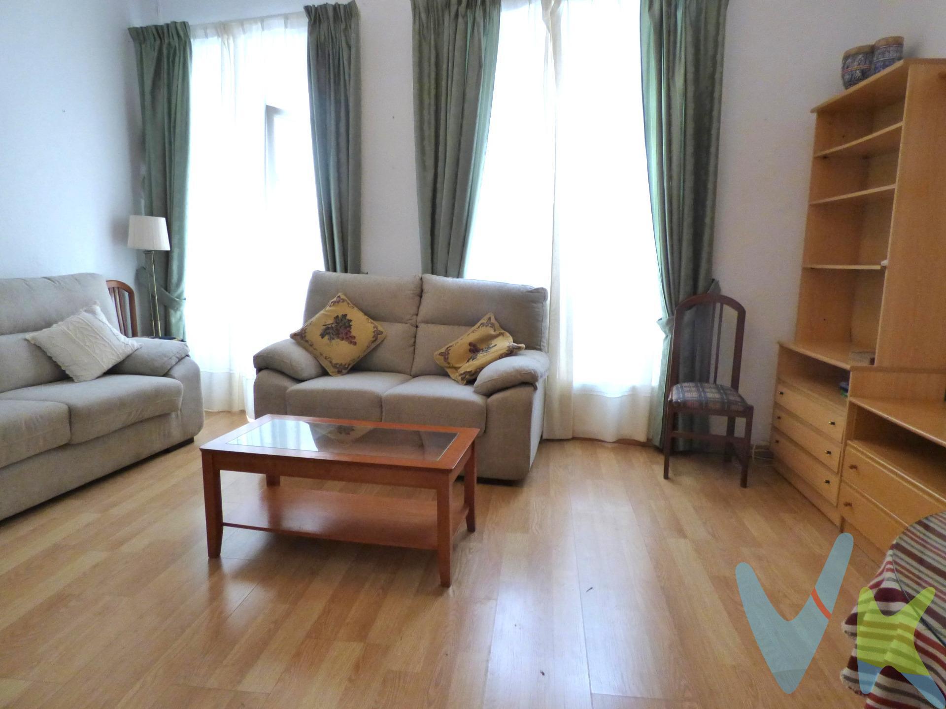 Si te gustan los espacios con carácter y personalidad, esta vivienda te encantará. Situada en planta baja y con una superficie amplia, ofrece la comodidad de vivir sin escaleras y la tranquilidad de un hogar interior, ideal para quienes buscan paz, en pleno centro de Cádiz. Amplio salón con dos ventanas a la calle, conserva la esencia de las casas antiguas y puede convertirse en el corazón de tu hogar. Perfecta para poner a tu gusto y crear tu lugar en la ciudad de Cádiz. Si estás interesado en esta propiedad pero tienes que vender, contacta con nosotros, te ayudamos a encontrar comprador para tu vivienda. ------------------------------------------------------------------------------------------------------------------------------------------------------------. Informamos a nuestros clientes de que los gastos de notaría, registro, gestoría, impuestos y los honorarios de la agencia no están incluidos en el precio. A su vez, disponemos del documento informativo abreviado de la propiedad (según decreto 218/2005, del 11 de octubre) y de seguro de caución, para la protección del dinero entregado como señal para la reserva de una vivienda o inmueble. Por mandato expreso del propietario, comercializamos este inmueble en exclusiva, lo que le garantiza el acceso a toda la información, a un servicio de calidad, un trato fácil, sencillo y sin interferencias de terceros. Por este motivo, se ruega no molestar al propietario, a los ocupantes de la propiedad o a los vecinos. Muchas gracias por su comprensión. 