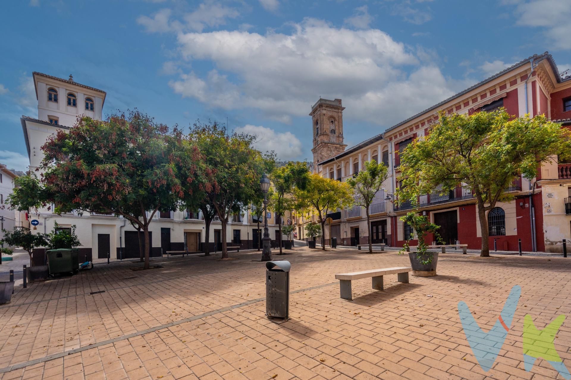 En el corazón del histórico centro de Xàtiva, se encuentra una propiedad única que combina elegancia, comodidad y una calidad constructiva excepcional. Esta impresionante casa, construida en 2003, se despliega sobre 331 m² distribuidos en cuatro plantas, cada una cuidadosamente diseñada para ofrecer el máximo confort y estilo, con una atención al detalle que no pasa desapercibida. Con su orientación sur, la casa recibe abundante luz natural durante todo el día, aportando calidez y una atmósfera luminosa a cada rincón, lo que refuerza la sensación de hogar y bienestar. Al entrar por la planta baja, te recibe una escalera de madera que conecta con fluidez todos los niveles de la vivienda, transmitiendo calidez a cada paso. Si lo prefieres, también puedes acceder directamente desde el amplio garaje, con espacio para 4 o 5 vehículos, un verdadero lujo en el centro histórico de la ciudad. Este nivel alberga, además, una zona de trabajo y una bodega subterránea, perfecta para los amantes del buen vino o aquellos que necesitan espacio extra para sus hobbies. La primera planta es un espacio pensado para vivir y disfrutar. El amplio salón principal se abre para recibirte, ideal para reuniones familiares o momentos de relax. Es un espacio luminoso y acogedor, que cuenta con una chimenea de leña que añade un toque cálido, perfecto para disfrutar de las tardes más frescas o para crear un ambiente acogedor en cualquier momento del año. La cocina se baña de luz natural y se conecta con un encantador patio privado con barbacoa, perfecto para cenas al aire libre. Cuenta con un baño que la completa. Cada rincón de esta planta revela un cuidado meticuloso en los acabados, desde las elegantes cerámicas hasta las puertas y armarios. Subiendo a la segunda planta, nos encontramos con la zona de descanso. El dormitorio principal es un auténtico refugio privado, con su vestidor y un baño en suite equipado con una bañera, ideal para relajarse tras un largo día. Las otras dos habitaciones, amplias y llenas de luz, ofrecen espacio y comodidad, compartiendo un segundo baño completo. En este nivel también se encuentra una práctica zona de lavandería, pensada para que las tareas del hogar se realicen con la máxima comodidad. La tercera planta sorprende con una gran sala multifuncional, perfecta para recibir invitados o crear un espacio adicional para el entretenimiento familiar. Aquí, además, encontrarás una habitación doble y otro baño completo, lo que permite que este espacio funcione como una zona independiente. Desde aquí accedes a la terraza superior, con unas vistas espectaculares del Castillo de Xàtiva. La construcción ha sido ejecutada con un rigor técnico impecable: desde el aislamiento de las fachadas, que garantizan una temperatura estable durante todo el año, hasta la ventilación cruzada en todas las estancias, que hace que el aire acondicionado sea casi innecesario, aunque cuenta con él en varias plantas. Por conductos en primera y segunda planta y split en la buhardilla. El sistema eléctrico, con luz trifásica y diferenciales independientes en cada planta, aporta una seguridad y comodidad incomparables. Y si lo deseas, la vivienda está preparada para la instalación de un ascensor, facilitando aún más la movilidad entre sus distintos niveles. También te ofrece la comodidad de estar a un paso de todos los servicios esenciales a unos pasos de tu casa y con buenas conexiones por carretera y tren con las principales ciudades de España. Por mandato expreso del propietario, comercializamos este inmueble en exclusiva, lo que le garantiza el acceso a toda la información. Por este motivo, se ruega no molestar al propietario, a los ocupantes de la propiedad o a los vecinos. Muchas gracias por su comprensión. Si usted es agente inmobiliario y tiene un cliente para este inmueble, llámenos: estaremos encantados de colaborar. 