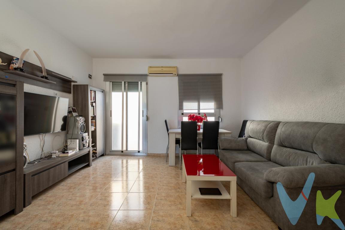 Presentamos estupendo piso el Alaquàs, listo para entrar a vivir!! Se trata de una vivienda de 65 m2 en segunda altura sin ascensor. Dispone de salón comedor con salida al balcón, cocina con galería , baño completo y dos dormitorios, uno de ellos exterior a la calle. La vivienda está equipada con mobiliario y parte de los electrodomésticos, que se incluyen en el precio. Las ventanas son de aluminio y dispone de un split de aire acondicionado. Es una vivienda muy luminosa, una parte exterior a la calle y la otra da a un amplio patio de luces. El baño tiene una humedad que ya ha sido reparada a falta de una mano de pintura. es una vivienda que aunque tiene las puertas de origen, se ve bien conservada y no requiere de una reforma integral.Ubicado en pleno centro de Alaquàs, a un paso de comercios, supermercados, parques y colegios, a pocos metros de la parada de bus, muy cerca del Ayuntamiento y el castillo de Alaquàs. Es una opOrtunidad que no puedes dejar escapar!!Agencia Registrada con el Nº 2355 en el Registro Obligatorio de Agentes Inmobiliarios de la Comunitat Valenciana.La descripción del presente inmueble e imágenes tienen mero carácter informativo, no vinculante y en ningún caso carácter contractual, pudiendo ser modificado, sin que ello implique responsabilidad alguna, dado que la información es ofrecida por terceros y puede contener errores.En cumplimiento a la Ley 10/2025, de 26 de diciembre, por la que se regulan los servicios de atención a la clientela, desde Europa 2000 informamos que el precio no incluye lo siguiente: honorarios de mediación inmobiliaria a cargo del comprador del 3% del precio final de venta más IVA (21%), salvo otro pacto, impuestos (IVA  o ITP, este según perfil del comprador, pudiendo ser el 3%-6% ó el 10%) y otros gastos de la Compraventa: notaria, registro y gestoría por tramitación de la inscripción de la escritura (si la hay). Para más información y asesoramiento acerca de las opciones de compra, quedamos a tu disposición.Por decisión de los propietarios, gestionamos y comercializamos esta vivienda en exclusiva a través de Asicval y FAI, por lo que un amplio conjunto de agencias inmobiliarias ofrecemos el inmueble con garantías de certificación de inmuebles, calidad y seguridad. Por este motivo, se ruega no molestar a los propietarios. En caso de ser agente inmobiliario y tienes un cliente para este inmueble, estaremos encantados de colaborar.¡Contacta con nosotrxs y te informaremos de todo!