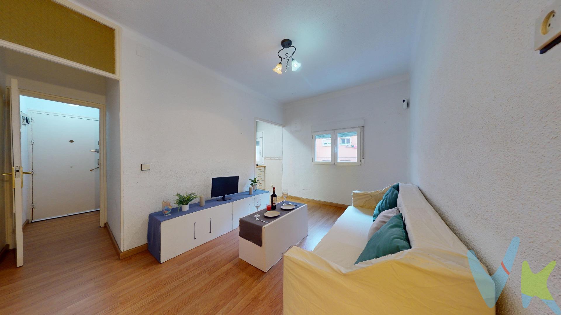 ¿Buscas un hogar amplio, lleno de luz y con la comodidad de un ascensor en Madrid? Este fantástico inmueble en la Calle Benadalid  (Palomeras Sureste, Puente de Vallecas) es una oportunidad única en la zona. Al ser totalmente exterior, todas sus estancias disfrutan de una luminosidad espectacular durante todo el día, creando un ambiente cálido y acogedor. Vivienda con muchas posibilidades de hacerlo a tú gusto, actualmente 3 dormitorios, uno de elos doble y 2 dos sencillos., salón, cocina con vitrócerámica  y cuarto de baño con plato de ducha y mámpara. (Posibilidad de salón cocina americana, ganarías bastante espacio y según tú situación se podría dejar actualmente como está en 3 dormitorios o ampliar más salon y dormitorio sencillo a doble y dejarlo en 2 dormitorios dobles. Las calidades son las siguientes ventanas de pvc oscilobatietes, suelos de tarima y gres, puertas interiores en blanco. Cuenta con acometida de gas individual en la cocina. Finca con ascensor: Acceso para personas con movilidad reducida. Olvídate de cargar las compras por las escaleras; accesibilidad total y comodidad garantizada para el día a día. Por su tamaño, distribución y la comodidad del ascensor, este piso es perfecto para familias que buscan su nuevo hogar o para inversores que quieren un activo inmobiliario con una altísima demanda de alquiler y rentabilidad asegurada en Madrid. La ubicación en la Calle Benadalid  destaca por su excelente comunicación, lo que permite desplazarse al centro de Madrid de forma rápida y cómoda tanto en transporte público como privado, metro Miguel Hernández línea 1 a 10 minutos de La Puerta Del Sol, varias líneas de autobuses, 54, 57,58, 103, 142 y 143 además de nocturno, cercano a A-3 y M-30. Centro de salud Federica Montseny con todo tipo de especialistas y rehabilitación. Parque Lineal de Palomeras: Una inmensa zona ajardinada que cruza el distrito, equipada con carriles bici, paseos pavimentados, canchas deportivas vecinales y zonas de esparcimiento canino. A diferencia de los precios prohibitivos del centro o de otras zonas del norte de la capital, la Calle Benadalid ofrece la oportunidad de adquirir un piso de 3 dormitorios a un precio por metro cuadrado mucho más accesible. Te permite ser propietario en Madrid capital sin ahogarte financieramente. En cumplimiento de lo dispuesto en el artículo 20 del Texto Refundido de la Ley General para la Defensa de los Consumidores y Usuarios, en su redacción vigente desde el 28 de diciembre de 2025, se informa expresamente de que el precio publicado no incluye los impuestos ni los gastos adicionales derivados de la compraventa, tales como el Impuesto de Transmisiones Patrimoniales o el IVA en su caso, Actos Jurídicos Documentados, aranceles notariales y registrales u otros gastos inherentes a la operación, los cuales se determinarán en función del precio final de cierre de la compraventa. El precio final ofertado respeta la normativa reguladora de precios que resulte aplicable. 30 años a su servicio nos avalan.