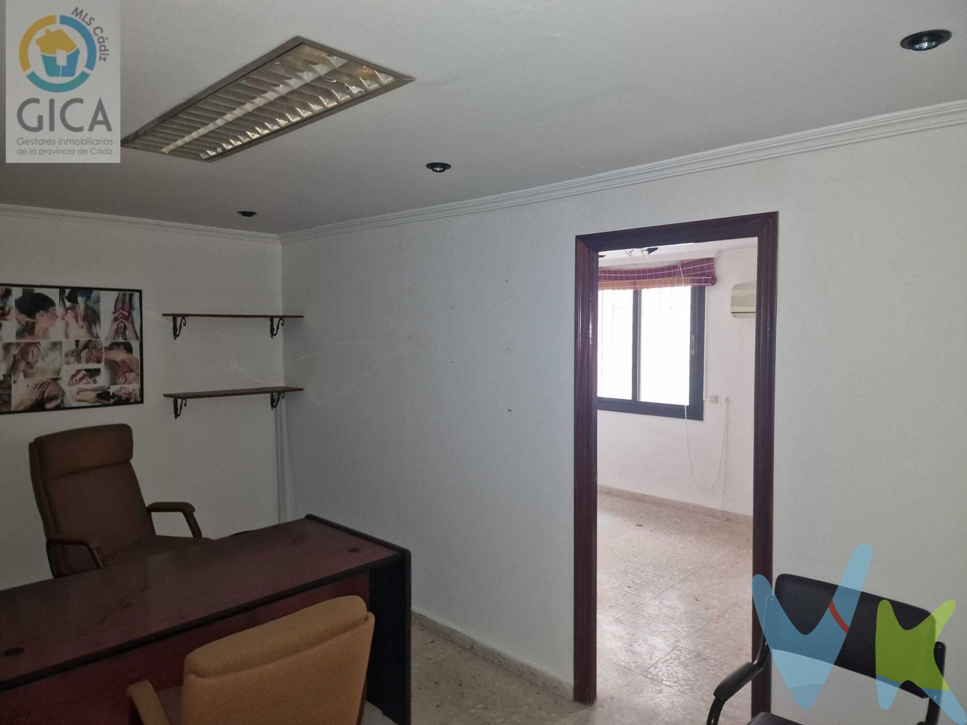 Oficina en el centro de Algeciras en venta. Oficina situada en una entreplanta y con ventanas al exterior,  junto al monumento de la madre. Compuesta de 2 estancias y baño compartido en la misma planta. El piso consta de ascensor. Para el alquiler se solicitará documentación económica acreditativa de solvencia económica. La mensualidad del alquiler es de 250€ +IVA y tiempo mínimo estipulado de seis meses. . --------------------------------------------------. Informamos a nuestros clientes que los gastos de notaría, registro, gestoría, impuestos y los honorarios de la agencia que ascienden a un 3% + IVA con un mínimo de 3.630€ NO están incluidos en el precio. A su vez, disponemos del documento informativo abreviado de la propiedad (según decreto 218/2005, del 11 de octubre) y de seguro de caución, para la protección del dinero entregado como señal para la reserva de una vivienda. Por mandato expreso del propietario, comercializamos este inmueble en exclusiva, lo que le garantiza el acceso a toda la información, a un servicio de calidad, un trato fácil, sencillo y sin interferencias de terceros. Por este motivo, se ruega no molestar al propietario, a los ocupantes de la propiedad o a los vecinos. Muchas gracias por su comprensión.