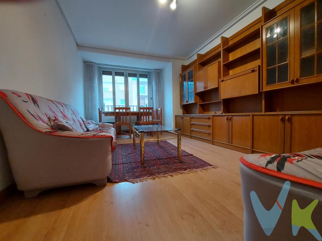 Piso de 4 dormitorios , Salón , Cocina  y  Baño  en   Edificio sin Ascensor   en el Centro de Logroño.Situado en la quinta planta del Edificio.La cercanía a las estaciones de tren y autobús facilita la movilidad.Con una superficie construida de 101.97 metros cuadrados, este piso ofrece un generoso espacio. 