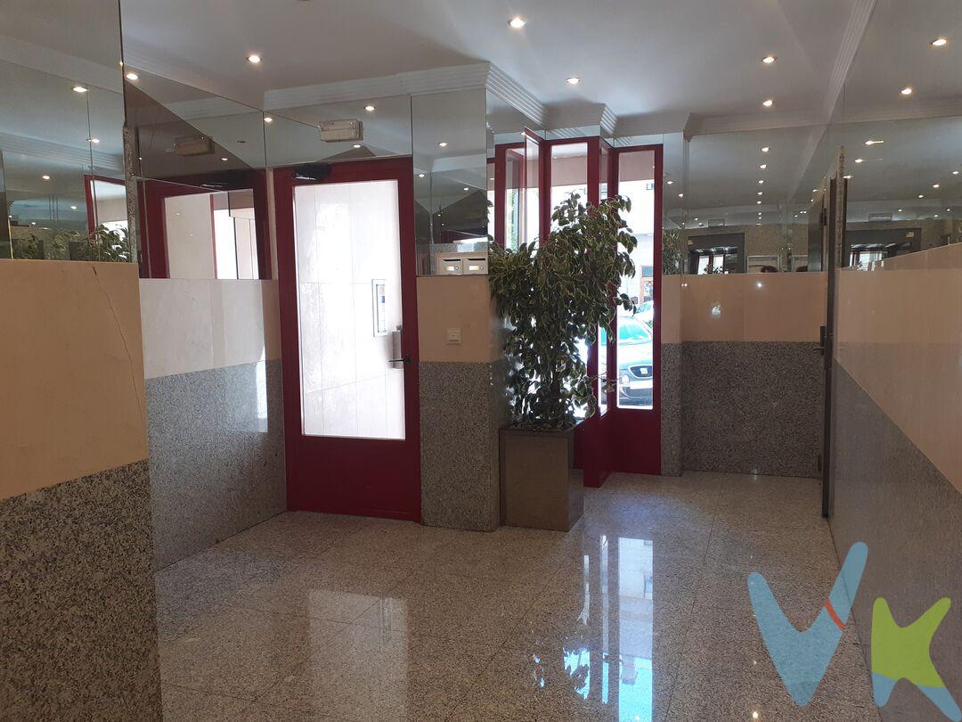 Piso en venta en Barañain con ascensor, garaje y terraza
Descubre este acogedor piso en Barañain, una excelente oportunidad para quienes buscan comodidad, luz natural y una ubicación privilegiada a pocos minutos de Pamplona.
La vivienda cuenta con 76 m² construidos (69 m² útiles) y ofrece una distribución práctica y funcional. Dispone de 2 amplios dormitorios, un salón confortable con salida a la terraza, cocina y baño, creando un hogar perfecto para parejas, pequeñas familias o quienes desean disponer de un espacio para teletrabajar.
Entre sus principales ventajas destacan el ascensor, la plaza de garaje y la terraza, tres características muy demandadas que aportan comodidad y calidad de vida. Además, la vivienda dispone de calefacción individual de gas natural, lo que garantiza un consumo eficiente y un ambiente confortable durante todo el año.
Situada en un edificio con solo dos viviendas por planta, disfrutarás de mayor tranquilidad y privacidad. Su orientación oeste permite aprovechar una excelente luz natural durante las tardes, aportando calidez a todas las estancias.
Vivir en Barañain
Barañain es una de las localidades más valoradas del entorno de Pamplona por su calidad de vida, sus amplias zonas verdes y la gran variedad de servicios que ofrece.
A pocos minutos de la vivienda encontrarás:

Colegios, institutos y escuelas infantiles.
Centro de Salud.
Parques, zonas verdes e instalaciones deportivas.
Supermercados, comercios, cafeterías y todos los servicios necesarios para el día a día.
Excelente comunicación con Pamplona mediante transporte público y rápidos accesos por carretera.

Una vivienda en buen estado, lista para entrar a vivir, que reúne las características más buscadas: ascensor, garaje, terraza, buena orientación y una ubicación excelente.
No dejes pasar esta oportunidad. Contacta con nosotros para obtener más información o concertar una visita. ¡Te encantará!
(Datos meramente informativos, sin valor contractual. Impuestos y gastos de transmisión no incluidos.)