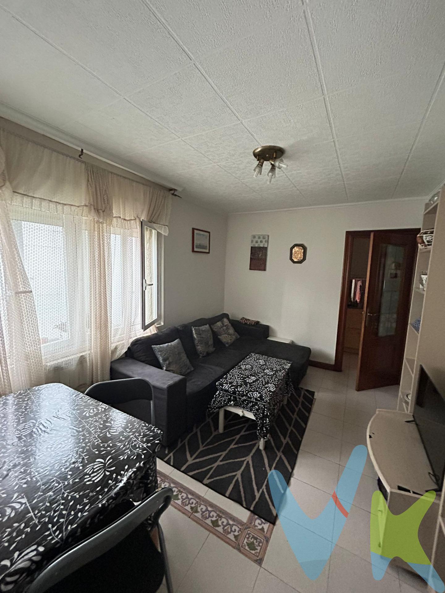 Se vende piso en quinta altura con ascensor, luminoso y bien distribuido, ubicado en el Grupo Urdánoz en el Barrio de Etxabakoitz de Pamplona, con todos los servicios a mano. La vivienda cuenta con: Cocina independiente de 5,75 m², Salón - Comedor de 12,18 m²,  Habitación principal de 10 m² con armario empotrado, Segundo dormitorio de 7,70 m², Tercer dormitorio de 6,13 m² y un baño, funcional y con ventilación. Fachada del edificio fue  rehabilitada hace unos años. Esta vivienda actualmente se encuentra alquilada  desde el año 2015 a unos inquilinos con todas las garantías y estupendas referencias,  por lo que sería ideal para para inversores que busquen rentabilidad en una zona en crecimiento, también sería una ocasión como vivienda habitual. ¡No dejes pasar esta oportunidad! Contáctanos para más información o para concertar una visita.