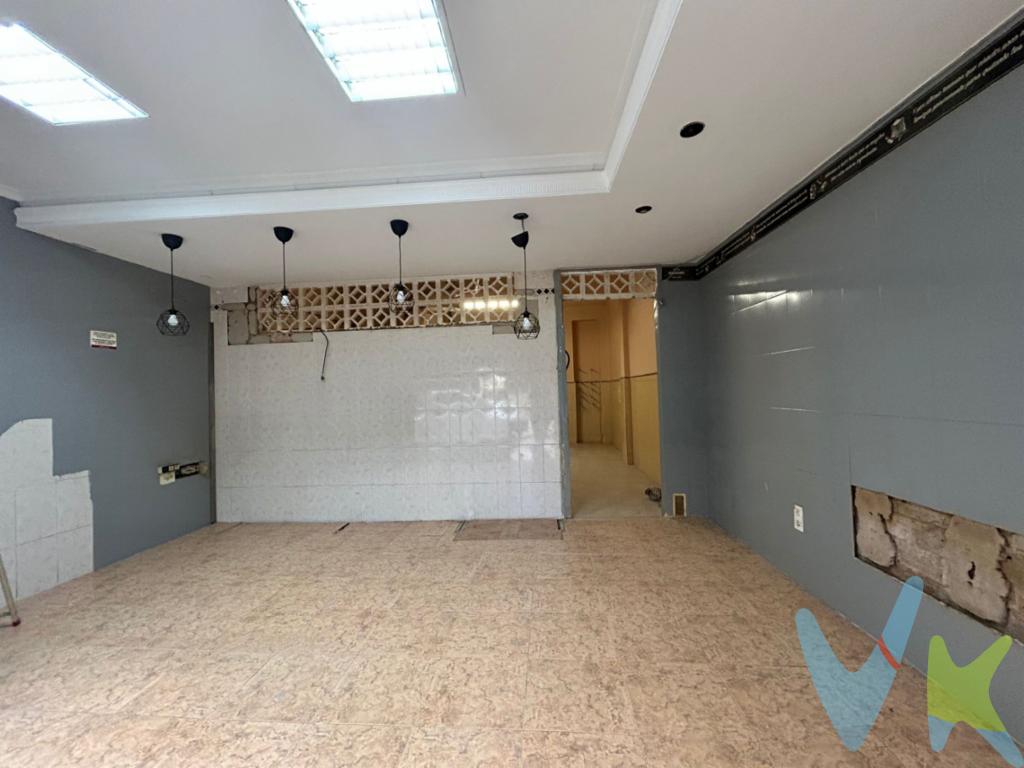  Si está buscando un espacio ideal para establecer la sede de su negocio, no busque más. Presentamos un excepcional local en venta, una oportunidad única en pleno corazón de Aldaia. Este local, que cuenta con 59 metros cuadrados construidos, de los cuales 56 son útiles, ofrece el espacio perfecto para una amplia gama de actividades comerciales. Ya sea que desee abrir un estudio creativo, una tienda de barrio o un despacho profesional, este local es el lienzo en blanco perfecto para materializar sus ideas.Ubicado estratégicamente en una edificación levantada en 1976, el local conserva una sólida estructura que ha sido testigo del vibrante crecimiento comercial del área a lo largo de los años. Su antigüedad es sinónimo de robustez y durabilidad, características que aportan tranquilidad y confianza a la hora de invertir.Dispone de un aseo, un detalle que puede parecer menor pero que es esencial para la comodidad diaria de quienes hagan uso del espacio. Este elemento básico garantiza tanto la funcionalidad del local como el bienestar de quienes lo frecuenten.Además tiene la posibilidad de hacer vivienda!! En cada rincón de este espacio podrá ver las posibilidades para transformar sus proyectos en realidades!Su proximidad a los ejes comerciales de Aldaia no solo facilita la integración a la comunidad local de negocios, sino que también proporciona un flujo constante de potenciales clientes que incrementará la visibilidad de su propuesta comercial. Aldaia, conocida por su dinamismo y energía, es el emplazamiento perfecto para establecer un negocio con proyección de éxito.Lo invitamos a contactar para concertar una visita y conocer de primera mano el potencial ilimitado que este local tiene para ofrecer.La descripción del presente inmueble e imágenes tienen mero carácter informativo y en ningún caso carácter contractual, pudiendo ser modificados por la agencia inmobiliaria sin que ello implique responsabilidad alguna frente a terceros.Los gastos, impuestos derivados de la compra y honorarios al comprador no están incluidos en el precio. Para más información y asesoramiento acerca de las opciones de compra, quedamos a tu disposición.Por decisión de los propietarios, gestionamos y comercializamos esta vivienda en multiexclusiva, por lo que un amplio conjunto de agencias inmobiliarias ofrecemos el inmueble con garantías calidad y seguro . Por este motivo, se ruega no molestar a los propietarios. Contacta con nosotrxs y te informaremos de todo!  