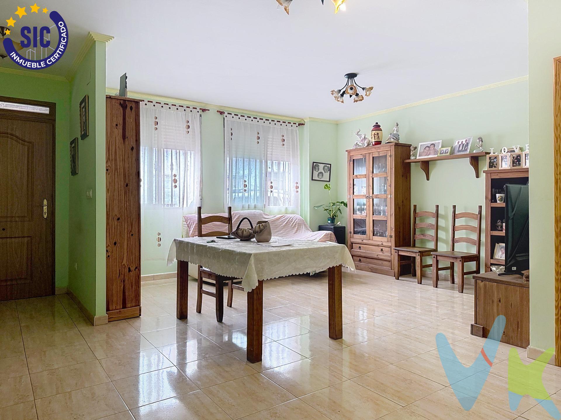 VENTA DE NUDA PROPIEDAD . La venta de la nuda propiedad es una transacción inmobiliaria que permite al propietario de un inmueble vender únicamente la titularidad del bien, conservando el derecho de uso y disfrute sobre el mismo de por vida o por un período determinado. (Edad de los vendedores 70 años). Casa en venta en Torrente, Valencia, en Calle Matalafers, zona mercado San Gregorio. La casa se encuentra en perfecto estado de conservación y se distribuye cómodamente en una única planta, ideal tanto por accesibilidad como por funcionalidad. Características principales:. 3 dormitorios, dos de ellos dobles. 2 baños completos, uno en suite. Amplio salón-comedor, muy luminoso. Cocina independiente con salida a un agradable patio interior con terraza pisable. La vivienda ofrece una atmósfera acogedora y práctica, perfecta para quienes valoran la comodidad de una planta baja bien aprovechada. Ubicación privilegiada:. Situada en una calle apacible y bien conectada, junto al Mercado de San Gregorio, con acceso inmediato a comercios locales, servicios, transporte público, zonas verdes, colegios y todos los elementos que hacen de Torrente una ciudad dinámica, con calidad de vida y una excelente proyección de futuro. La descripción del presente inmueble e imágenes tienen mero carácter informativo y en ningún caso carácter contractual, pudiendo ser modificados por la inmobiliaria comercializadora sin que ello implique responsabilidad alguna frente a terceros. En el precio de venta a público, esta propiedad NO incluye los gastos de adquisición (Notario, registro, gestión, honorarios, etc…).