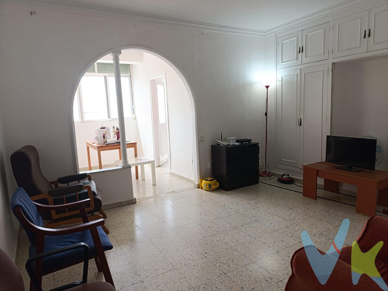 ✨ ¡Gran oportunidad para invertir o personalizar tu hogar!. 📍 Ubicación: El Carmen – A un paso de Calle Real. 🛏️ Dormitorios: 3. 🛁 Baños: 1. 🌿 Terraza: Sí, amplia y cerrada. 🚪 Planta: 4ª SIN ascensor. 🔧 Distribución de la vivienda:. 	•	Hall de entrada. 	•	3 dormitorios. 	•	Baño completo. 	•	Cocina independiente con lavadero. 	•	Salón con acceso a una amplia terraza cerrada. 🧱 Características destacadas:. 	•	Piso para reformar – ¡Hazlo a tu gusto!. 	•	Estancias luminosas. 	•	Terraza cerrada con múltiples posibilidades. 	•	Ideal como primera vivienda o inversión rentable. 📍 Entorno y comunicaciones:. ✅ Muy bien situado, con acceso directo a Calle Real. ✅ A pocos minutos de paradas de tranvía y autobuses. ✅ Cerca de colegios, supermercados, comercios y todos los servicios. ✅ Zona consolidada y tranquila. 💬 ¡Contacta para más información o concertar una visita. Disponemos del Documento Informativo Abreviado de la propiedad (D.I.A), según Decreto 218/2005, de 11 de octubre. La Agencia Inmobiliaria también dispone de  Seguro de Caución, para la garantía y protección de las cantidades económicas  entregadas como señal para la reserva de una vivienda. Así mismo, informamos que los gastos Notariales, Registrales, ITP, Honorarios de la Agencia y otros gastos inherentes a la compraventa no está incluidos en el precio. Por mandato expreso del propietario, comercializamos este inmueble en exclusiva compartida, lo que le garantiza el acceso a toda la información, a un servicio de calidad, un trato fácil, sencillo y sin interferencias de terceros. Por este motivo, se ruega no molestar al propietario, a los ocupantes de la propiedad o a los vecinos. . Muchas gracias por su comprensión.