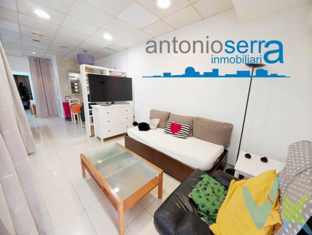 Local comercial de unos 70 m2, actualmente con distribución de vivienda, con 1 habitación, 2 baños completos con ducha y cocina office abierta, junto a zona de comedor. Galería y terraza interior de unos 8 m2. Aire acondicionado frío/calor. Suelos de gres y ventanas de aluminio. Situado junto Plaza España y gran vía. **Superficie catastral. (Ref :2470 ), 195.000 EUR . Para cualquier información no dudes en llamarnos al 96 110 17 50 ☎. No pierdas la oportunidad de venir a visitarnos. Estamos en la Calixto III nº 34, CP 46008 de Valencia. www.antoniojserra.com.El precio anunciado no incluye gastos como impuestos, notaría, Registro de la Propiedad ni los honorarios de la agencia inmobiliaria. Este anuncio es meramente informativo y no vinculante.