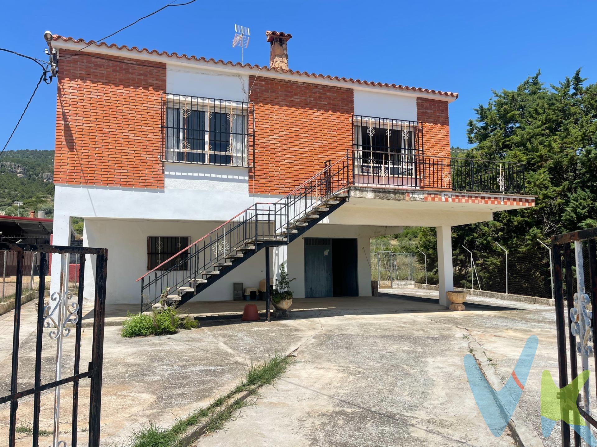 ¿Sueñas con despertar rodeado de tranquilidad, respirar aire puro y desconectar del ruido de la ciudad? . Este chalet unifamiliar con terreno, aislado en el Camino Cantarrales es el escenario perfecto para construir los mejores recuerdos de tu vida. Imagina los inviernos resguardado al calor de su maravillosa chimenea en el salón, o los veranos disfrutando de la paz absoluta y la luz natural que inunda cada rincón gracias a su orientación y diseño totalmente exterior. Es el hogar ideal para quienes buscan privacidad, naturaleza y espacio para toda la familia. Aspectos técnicos y distribución: la propiedad destaca por su sólida estructura de pórticos de hormigón armado y su excelente distribución en dos plantas sobre rasante, sumando un total de 314m² construidos sobre una generosa parcela gráfica de 428 m²:. Planta Primera (Vivienda - 107 m²): Espacio residencial muy luminoso compuesto por un distribuidor, un confortable salón-comedor con chimenea, cocina independiente, 4 amplios dormitorios y 1 baño completo. Planta Baja (Espacio multifuncional - 107 m²): Cuenta con un agradable porche de acceso, una zona de cocina-comedor, un aseo, además de un garaje cerrado de 53 m² y un almacén de 54 m², ideales para almacenamiento o taller. Detalles constructivos y ubicación: La vivienda, construida en 1980, mantiene sus acabados de origen con suelos de terrazo en las estancias principales y carpintería exterior de hierro, ofreciendo una base perfecta y desocupada para actualizarla a tu gusto. Dispone de todos los suministros básicos esenciales (suministro eléctrico, agua potable y red de saneamiento). Situada en suelo no urbanizable justo al límite del casco urbano de Chera, disfrutarás de la exclusividad de un entorno protegido (área forestal PATFOR) sin renunciar a los servicios del municipio. ¡No dejes escapar esta oportunidad única! Contáctanos hoy mismo para concertar una visita y venir a conocer el que será tu próximo oasis de tranquilidad. VENTA:. PVP 150.000€. Gastos e impuestos no incluidos en el precio. La compra conlleva impuestos y gastos de formalización para el comprador. A título orientativo se informa que en segundas transmisiones el ITP con carácter general en Valencia es del 10%, pudiendo existir otros tipos impositivos atendiendo a las circunstancias personales del comprador u otras circunstancias previstas legalmente. Base imponible del impuesto el mayor valor entre el precio de compraventa, la tasación o el valor de referencia catastral. En cuanto a los gastos de notaría y registro, en su caso, suelen oscilar aprox. entre 1,5% y 2,5% (aranceles variables según precio, n.º de copias y complejidad). El comprador elige notario. Si el comprador precisase de hipoteca: tasación, condiciones y costes bancarios serán según entidad elegida por el comprador, así como los gastos de gestoría, y cualesquiera otros gastos inherentes a la formalización de la compraventa que legalmente correspondan a la parte compradora, salvo pacto expreso en contrario con el vendedor. El consumidor tiene, conforme a la normativa vigente, a su disposición información y documentación adicional relativa al inmueble y condiciones de la compraventa, que podrá ser consultada en C/Joaquín Costa 4, bajo 46005 Valencia o urbe2@remax.es. Honorarios de mediación inmobiliaria a cargo del COMPRADOR: (3% del precio final de venta más IVA (21%), salvo otro pacto.); y de VENDEDOR (según acuerdo con el mismo). Se informa al consumidor que la agencia actúa como intermediaria inmobiliaria en la operación, estando cualquier eventual compraventa y sus condiciones sujeta a la aceptación expresa del propietario-vendedor y a la posterior formalización del correspondiente contrato.