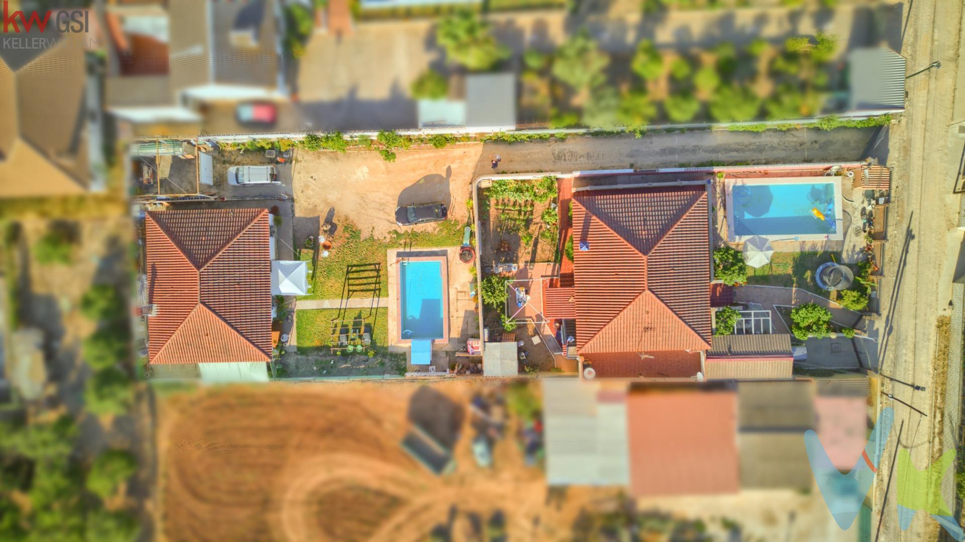  Parcela con dos viviendas, Urb. Río Pudio. Presentamos en exclusiva esta magnífica parcela de 1.395 m² situada en la Urbanización Riopudio, perteneciente al término municipal de Almensilla. Una ubicación privilegiada a tan solo 20 minutos de Sevilla, con excelente acceso y rodeada de pueblos del Aljarafe como Mairena, Palomares o Bollullos. La finca se encuentra dividida en dos, cada divisón  (606 m² y 789 m²), cuenta con su propia vivienda, piscina, pozo, suministro de luz independiente e IBI diferenciado. Esta particularidad ofrece un amplio abanico de usos y posibilidades de inversión. -  Primera parcela (606 m² aprox.). 	•	Accesos: puerta peatonal y puerta de cochera. 	•	Parking: capacidad para 2 vehículos y garaje cerrado. 	•	Construcciones auxiliares: lavadero, sótano con salida a la parte trasera, bodega en planta inferior. 	•	Zonas exteriores: piscina con cuarto de depuradora, pozo propio, huerto, pajarera y espacio de ocio con barbacoa. 	•	Vivienda:. 	•	Porche de entrada y recibidor amplio. 	•	Salón con chimenea y aire acondicionado. 	•	Cocina con comedor espacioso. 	•	3 habitaciones, una de ellas con aire acondicionado. 	•	Baño completo con placa de ducha. 	•	Azotea transitable con acceso por escalera. . - Segunda parcela (789 m² aprox.). 	•	Acceso: desde la calle y conexión interior con la primera parcela. 	•	Parking: zona de aparcamiento y cochera en construcción. 	•	Zonas exteriores: jardín con piscina y depuradora, pozo propio, lavadero trasero. 	•	Vivienda:. 	•	Amplio porche de entrada. 	•	Salón-comedor muy espacioso. 	•	Cocina independiente. 	•	4 habitaciones de gran tamaño. 	•	Baño completo con placa de ducha. 	•	Aire acondicionado centralizado. 	•	Carpintería exterior con doble acristalamiento y aislamiento. 	•	Puerta de entrada blindada. . ✅ Ventajas y posibilidades. 	•	Dos casas totalmente independientes en una misma parcela. 	•	Perfecta para familias que quieran vivir juntas manteniendo su intimidad. 	•	Ideal para alquiler vacacional: posibilidad de obtener doble rentabilidad con dos viviendas y dos piscinas. 	•	Opción de destinar una casa a vivienda habitual y otra a segunda residencia o casa de invitados. 	•	Alternativa para inversores: mantener una vivienda en uso propio y destinar la otra a arrendamiento de larga duración. 	•	Posibilidad de compra conjunta entre familiares o amigos, compartiendo la inversión pero con escrituras y servicios independientes. 	•	Amplias zonas exteriores que permiten disfrutar de la vida al aire libre todo el año. Contáctenos para más información y programar una visita. De conformidad con el Decreto 218/2005 de la Junta de Andalucía, de 11 de octubre, le informamos que los gastos notariales, registrales, ITP (Impuesto de Transmisiones Patrimoniales), los honorarios de la agencia y otros gastos relacionados con la compraventa no están incluidos en el precio.