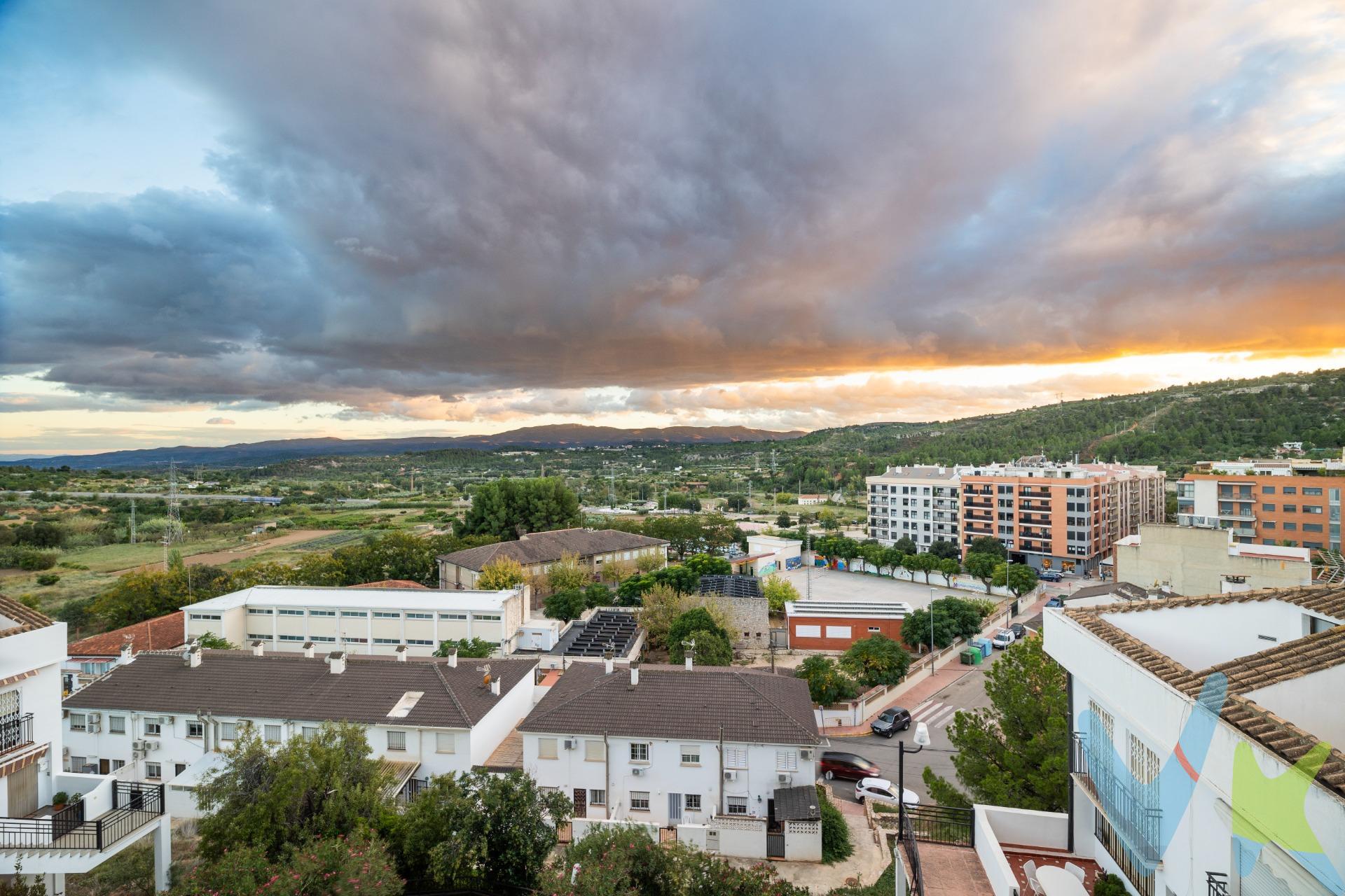 Se vende casa adosada en Buñol, ideal para familias o como inversión. La vivienda, distribuida en cuatro plantas más sótano, combina funcionalidad y comodidad. Además, cuenta con una amplia cochera independiente con gran capacidad. Planta baja: Incluye una práctica cocina, un dormitorio y un aseo, ideal para invitados o como área auxiliar. Primera planta: Destaca por un espacioso y luminoso salón-comedor, perfecto para reuniones familiares. Incluye una cocina independiente totalmente equipada y aseo. Segunda planta; Dos habitaciones dobles, cada una con baño en suite para mayor privacidad y confort. Tercera planta: Ofrece un espacio independiente que puede utilizarse como estudio o apartamento privado. Dispone de una cocina funcional, un baño completo y acceso a una pequeña terraza con bonitas vistas, perfecta para disfrutar de momentos al aire libre. La propiedad se complementa con un garaje en el sótano y una cochera independiente, ofreciendo amplias opciones de almacenamiento y estacionamiento. Ubicación privilegiada en Buñol, cercana a servicios y zonas de interés. ¡No pierdas la oportunidad de visitar esta fantástica casa!. La descripción del presente inmueble e imágenes tienen mero carácter informativo y en ningún caso carácter contractual, pudiendo ser modificados por la inmobiliaria comercializadora sin que ello implique responsabilidad alguna frente a terceros. En el precio de venta a público, esta propiedad NO incluye los gastos de adquisición (Notario, registro, gestión, honorarios, etc…). 