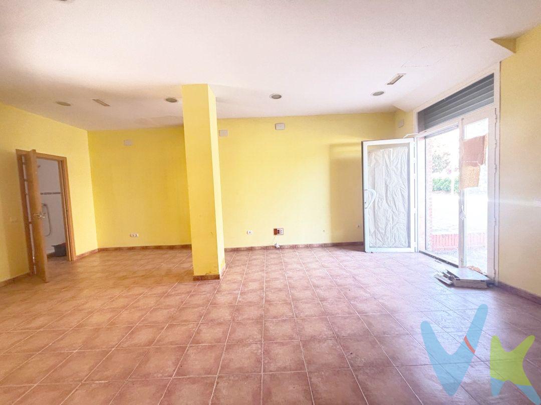 ¡GRAN OPORTUNIDAD! 
No dejes escapar esta oportunidad para montar tu negocio en Toledo o hacer un cambio de uso.
Si tienes 15.000€ ahorrados, el local es tuyo. Te conseguimos una hipoteca para que puedas empezar tu negocio.
Venta de local en el Polígono de Toledo. Superficie 40m2.
Posible cambio de uso (Consultar). Si quieres hacer una inversión para hacer un apartamento y sacarle rentabilidad o tener tu primera vivienda, es posible. Preguntanos.
Este amplio y luminoso local recientemente reformado es perfecto para tu negocio. Cuenta con una superficie de 40 metros construidos y 39 metros útiles. Además, dispone de 1 baño y está equipado con bomba de calor para calefacción y aire acondicionado. No hay problema con el suministro de agua caliente, ya que no cuenta con este servicio. No pierdas esta oportunidad y contáctanos para más información. ¡Te esperamos!
Totalmente reformado. Ideal para gestoría, inmobiliaria, despacho de abogados, masajista, etc. 
Ventanas con rejas en aluminio con climalit. Cierre ciego con motor eléctrico. 
Honorarios por intermediación inmobiliaria no incluidos en el precio. 
Actualmente está como almacen pero está bien cuidado y reformado.
Comunidad 8€
IBI 163€
Información válida salvo error tipográfico.