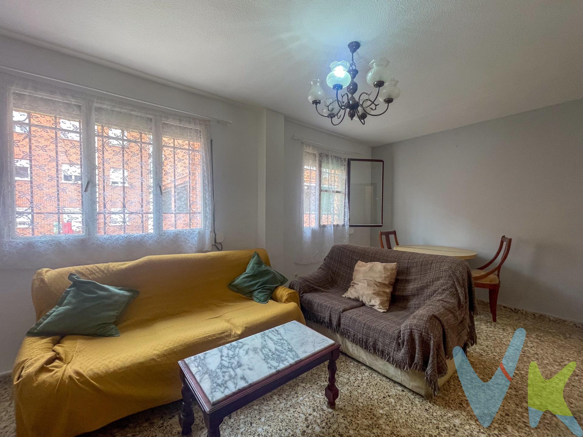 Tu nuevo hogar te espera en el corazón de Utiel – Planta baja con accesibilidad total. ¿Buscas un hogar cómodo, accesible y bien situado? Este piso en planta baja en el barrio de Constitución, en Utiel, puede ser justo lo que necesitas. Ideal para personas mayores, con movilidad reducida o simplemente para quienes valoran la comodidad de vivir a pie de calle, sin barreras arquitectónicas. Cuenta con una rampa de acceso que facilita la entrada sin escalones. Al entrar, te recibe un ambiente cálido y cuidado que transmite hogar. Con una superficie construida de 64 m², esta vivienda, construida en 1981 y bien conservada, ofrece todo lo necesario para una vida tranquila y funcional. Dispone de dos habitaciones: una doble, perfecta como dormitorio principal, y otra sencilla, ideal para invitados, despacho o vestidor. El salón comedor, con ventanas a la fachada principal, llena el espacio de luz natural y se convierte en el lugar perfecto para compartir momentos en familia o disfrutar de la tranquilidad del día a día. El baño es completo y funcional, con bañera. La cocina es amplia, acogedora y conecta con una galería interior que actualmente se utiliza como lavadero. La finca está muy cuidada, con buenos vecinos y una convivencia agradable. Y si eres de los que disfrutan del ambiente de barrio, el piso se encuentra justo al lado del bar de siempre, ese donde te saludan por tu nombre. Además, estarás a un paso del centro, cerca de tiendas, restaurantes, Mercadona y todos los servicios que puedas necesitar. Luz y agua ya están dadas de alta, lo que te permite instalarte de inmediato. Y una ventaja más: la vivienda ya no tiene calificación de VPO, por lo que puedes comprar sin restricciones. Ven a conocerlo!!!. La descripción del presente inmueble e imágenes tienen mero carácter informativo y en ningún caso carácter contractual, pudiendo ser modificados por la inmobiliaria comercializadora sin que ello implique responsabilidad alguna frente a terceros. En el precio de venta a público, esta propiedad NO incluye los gastos de adquisición (Notario, registro, gestión, honorarios, etc…). 