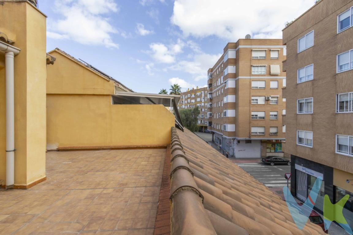 En venta precioso unifamiliar exterior en Puerto de Sagunto, con todas las comodidades para disfrutar de un entorno tranquilo y familiar. Esta vivienda de 4 habitaciones,  es ideal para familias que buscan espacio y confort, todas  amplias  y con armarios empotrador. La propiedad cuenta con un amplio balcón en el saón y una terraza privada  solarium, perfectos para disfrutar de momentos al aire libre, así como un garaje privado , amplio ,que facilita el estacionamiento. Todas las estancias son exteriores, lo que aporta mucha luminosidad natural durante todo el día.Además, se encuentra a pocos minutos de las maravillosas playas de la zona y rodeada de todos los servicios esenciales como colegios, supermercados, centros médicos y más, en una población consolidada y con excelente comunicación. ¡Una oportunidad perfecta para vivir junto al mar!