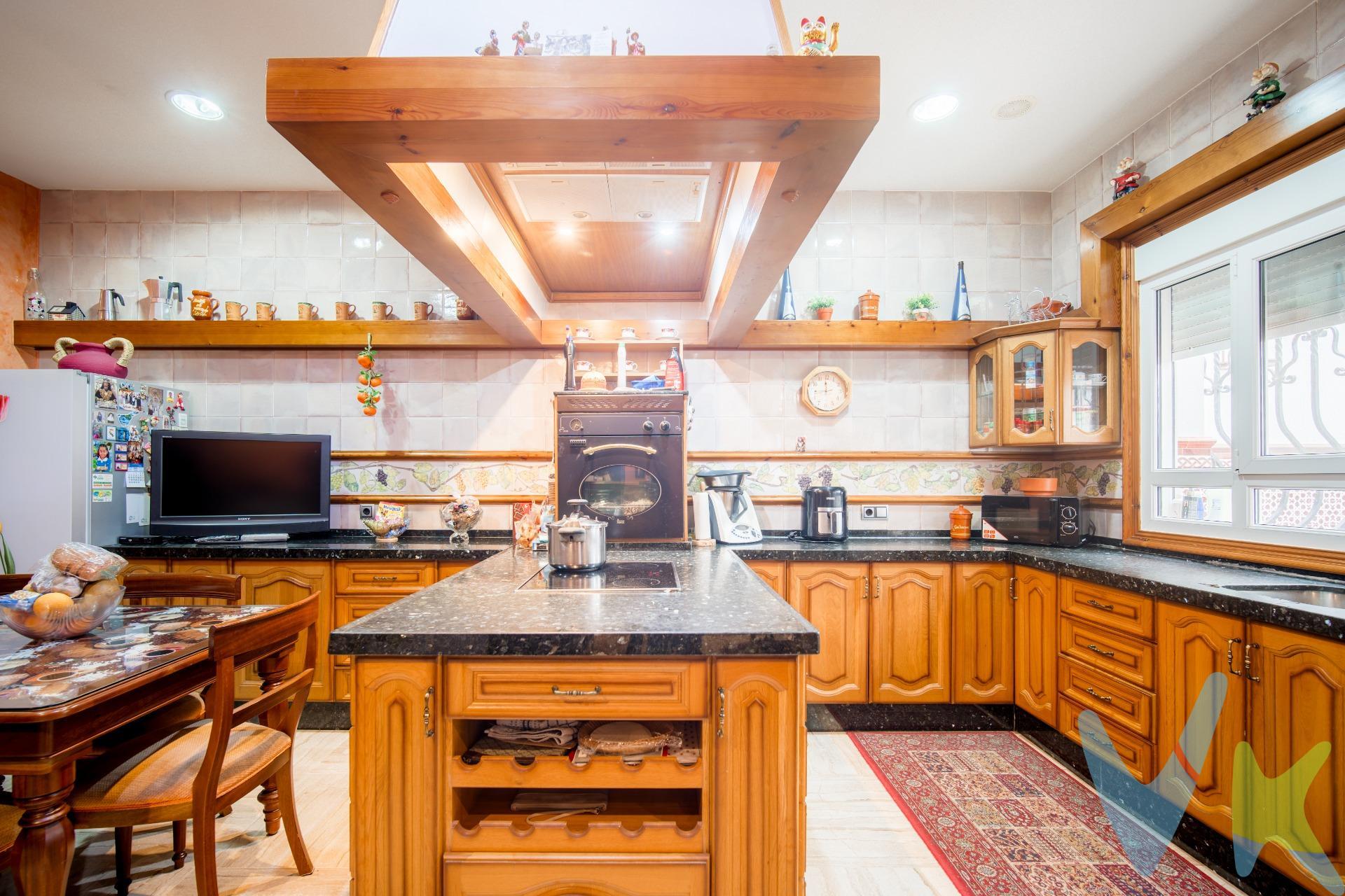 Descubre esta espectacular propiedad ubicada en la emblemática Calle Real, en pleno centro histórico de San Fernando. Con una superficie generosa de 376 m², este encantador inmueble ofrece un diseño funcional y luminoso que incluye cuatro amplios dormitorios (tres dobles y uno sencillo) y tres baños completos, siendo uno de ellos en suite. La vivienda destaca por sus techos altos que aportan amplitud al espacio; además cuenta con aire acondicionado central para su confort durante todo el año. Disfruta del sol a través de los ventanales orientados hacia la calle real y relájate en cualquiera de los tres patios privados disponibles o bien comparte momentos inolvidables entre los dos salones acogedores que se encuentran dentro del inmueble. Esta casa está equipada con cocina moderna e integral así como armarios empotrados estratégicamente ubicados para maximizar almacenamiento sin sacrificar estilo ni comodidad. El edificio posee ascensor directo a la primera planta facilitando accesibilidad total desde cualquier rincón urbano cercano: centros médicos, colegios , supermercados e incluso transporte público mediante tranvía autobuses . ¡Una oportunidad única! No pierdas tiempo visitando tu nuevo hogar ideal. . Comercializamos este inmueble en exclusiva, lo que le garantiza el acceso a toda la información y un servicio de calidad único y personalizado. En cumplimiento del Decreto de la Junta de Andalucía 218/2005 del 11 de Octubre, se informa al cliente que los gastos notariales, registrales, ITP y otros gastos inherentes a la compraventa no están incluidos en el precio.