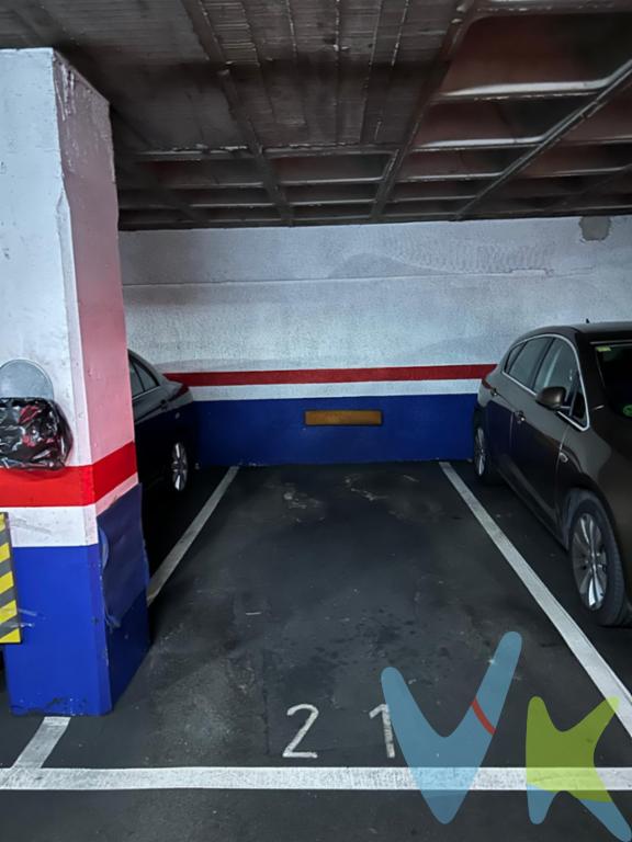 ¿Cansado de dar vueltas para aparcar y perder tiempo cada día? Asegura tu vehículo en una de las zonas con más demanda y escasez de aparcamiento de la ciudad. Ponemos a la venta esta cómoda plaza de garaje ubicada en la Calle Dindurra.Al estar situada en la Planta Sótano -1, disfrutarás de la máxima comodidad diaria: entras por la puerta, bajas una sola rampa y ya estás en tu plaza. Sin vueltas interminables, sin rampas caracol ni maniobras complicadas en sótanos profundos.Características principales:Es una oportunidad excelente tanto para residentes que quieren mejorar su calidad de vida y proteger su coche de las inclemencias del tiempo, como para inversores que buscan un activo inmobiliario asequible, con gastos mínimos y alta facilidad de alquiler.¡Aparcar a la primera y sin estrés es posible! Contacta con nosotros para solicitar información, visitarla y probarla con tu coche sin ningún compromiso.Infraestructura: Garaje comunitario techado, protegido, limpio y con pasillos de maniobra bien iluminados.Comodidad: Entrada y salida ágiles gracias a su puerta automática con mando a distancia.Medidas exactas: 195CM de ancho por 475CM de largo. El espacio ideal para un coche pequeño (tipo utilitario urbano) o para un parking exclusivo de varias motos.Ubicación Premium: Planta -1, la más buscada y cotizada por accesibilidad, rapidez y seguridad.El precio de venta no incluye los gastos e impuestos derivados de la operación. Corresponden al comprador el pago del Impuesto sobre Transmisiones Patrimoniales (ITP), calculado sobre el valor más alto entre el precio de venta y el valor de referencia catastral, así como los honorarios de notaría y registro según aranceles oficiales, teniendo el comprador libertad para elegir notario. Para consultar los porcentajes del ITP en Asturias puede hacerlo a través de la web oficial de servicios tributarios del Principado de Asturias https://sede.tributasenasturias.es/sites/sede/default/es_ES/Que-quieres hacer/Transmisiones-Patrimoniales-y-AJD. Asimismo, el comprador asumirá los gastos de tasación y costes bancarios si precisa hipoteca. Por su parte, el vendedor asumirá el pago de la plusvalía municipal y los honorarios de intermediación. Este anuncio es meramente informativo y los interesados tienen derecho a solicitar la documentación adicional del inmueble conforme a la normativa vigente.