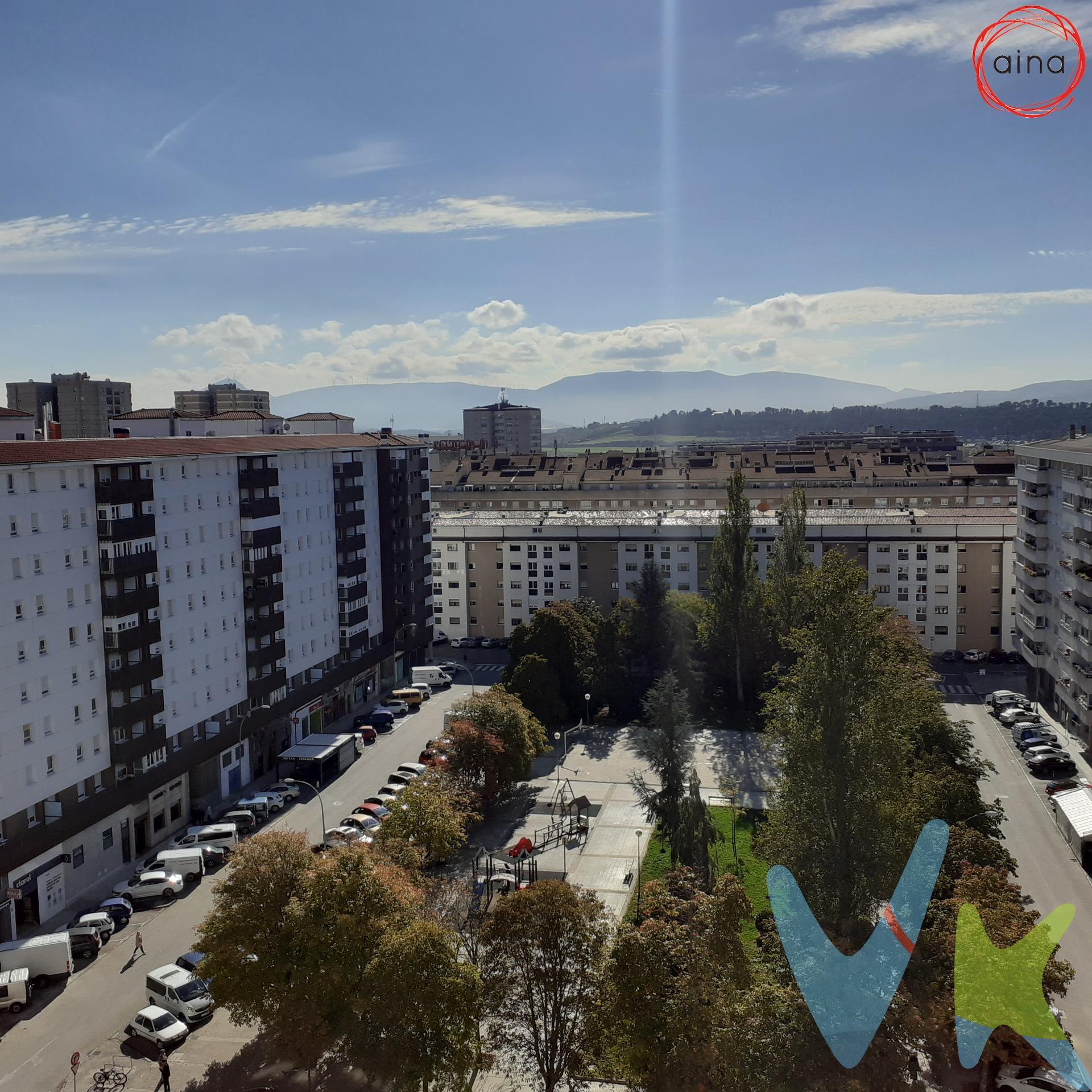 Amplio piso PARA ENTRAR A VIVIR en la Plaza Castaños de Barañain. La vivienda tiene 4 habitaciones, 2 baños, salón-comedor de 27 m2 con terraza acristalada y cocina con despensa y tendedero. Plaza de garaje incluida. Bonitas vistas despejadas tanto a Plaza Castaños como a los montes cercanos. Muy luminoso. Puertas y ventanas cambiadas. Cocina y un baño reformados. Estupenda oportunidad en el centro de Barañain, junto a todos los servicios y al Lago.