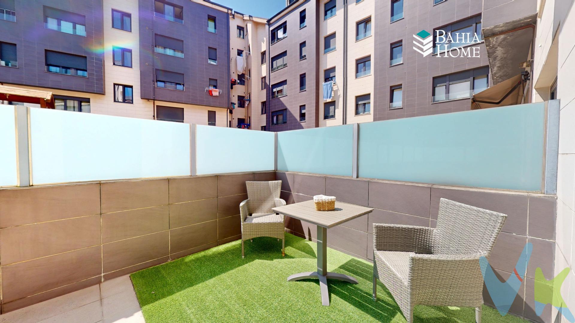 Hay características que pueden cambiar por completo la forma de disfrutar de una vivienda, y contar con una terraza de 28 m² es, sin duda, una de ellas. Un espacio exterior de estas dimensiones, cada vez más difícil de encontrar, que se convierte en una auténtica extensión de la casa: una zona para comer al aire libre, crear un rincón de descanso o, simplemente, disfrutar del exterior sin salir de casa. Una terraza pensada para usarla y disfrutarla. Esta vivienda ubicada en San Román, se trata de una planta baja. Se encuentra en perfecto estado de conservación y lista para entrar a vivir. Su distribución resulta cómoda y funcional: dos dormitorios, cocina, salón-comedor y un baño. A las características de la vivienda se suman dos elementos especialmente valorados: plaza de garaje y trastero, ambos incluidos en el precio de venta y situados en la planta sótano del mismo edificio. El inmueble dispone de ascensor y acceso adaptado para personas con movilidad reducida. El ascensor comunica con la planta sótano donde se encuentran el garaje y el trastero, aportando comodidad y funcionalidad en el día a día. La ubicación es otro de sus grandes atractivos. San Román permite disfrutar de un entorno residencial y tranquilo sin renunciar a la cercanía de Santander ni a los servicios. A un paso encontramos El Alisal, una de las zonas comerciales y de servicios más completas de Santander, además de la proximidad a Monte. Supermercados y grandes superficies como Mercadona y Carrefour, centros educativos, farmacias, centros médicos, gimnasios, restauración, comercios, zonas infantiles y espacios verdes forman parte de una amplia oferta de servicios fácilmente accesibles desde la vivienda. Su situación resulta también especialmente interesante por la proximidad a la Universidad de Cantabria, así como a la avenida de Los Castros y al Hospital Universitario Marqués de Valdecilla, permitiendo acceder cómodamente a algunos de los principales puntos de actividad de la ciudad. Y si algo caracteriza esta ubicación son sus buenas comunicaciones. La proximidad a la S-20 permite incorporarse rápidamente a las principales vías de entrada y salida de Santander, facilitando tanto los desplazamientos hacia el centro de la ciudad como las conexiones en dirección Torrelavega y Bilbao. También resulta cómodo el acceso hacia El Sardinero y las principales playas de Santander, tanto en vehículo propio como mediante transporte urbano. Para quienes prefieren dejar el coche en el garaje, existen paradas de autobús urbano próximas, con líneas regulares que permiten desplazarse hacia diferentes puntos de la ciudad. El precio de venta no incluye los gastos e impuestos derivados de la compraventa, tales como el Impuesto sobre Transmisiones Patrimoniales (ITP), Notaría y Registro de la Propiedad, ni cualquier otro gasto que, conforme a la legislación vigente, corresponda asumir al comprador. En Cantabria, el tipo general del ITP es actualmente del 9 %. No obstante, la normativa autonómica contempla distintos tipos reducidos y beneficios fiscales, cuya aplicación dependerá de las circunstancias personales del comprador, de las características y destino de la vivienda, así como del cumplimiento de los requisitos establecidos en la normativa vigente. En Bahía Home Inmobiliaria estudiaremos tu caso de forma personalizada para informarte de los beneficios fiscales que, en su caso, puedan resultar y ayudarte a conocer el coste real de la operación antes de la compra. 