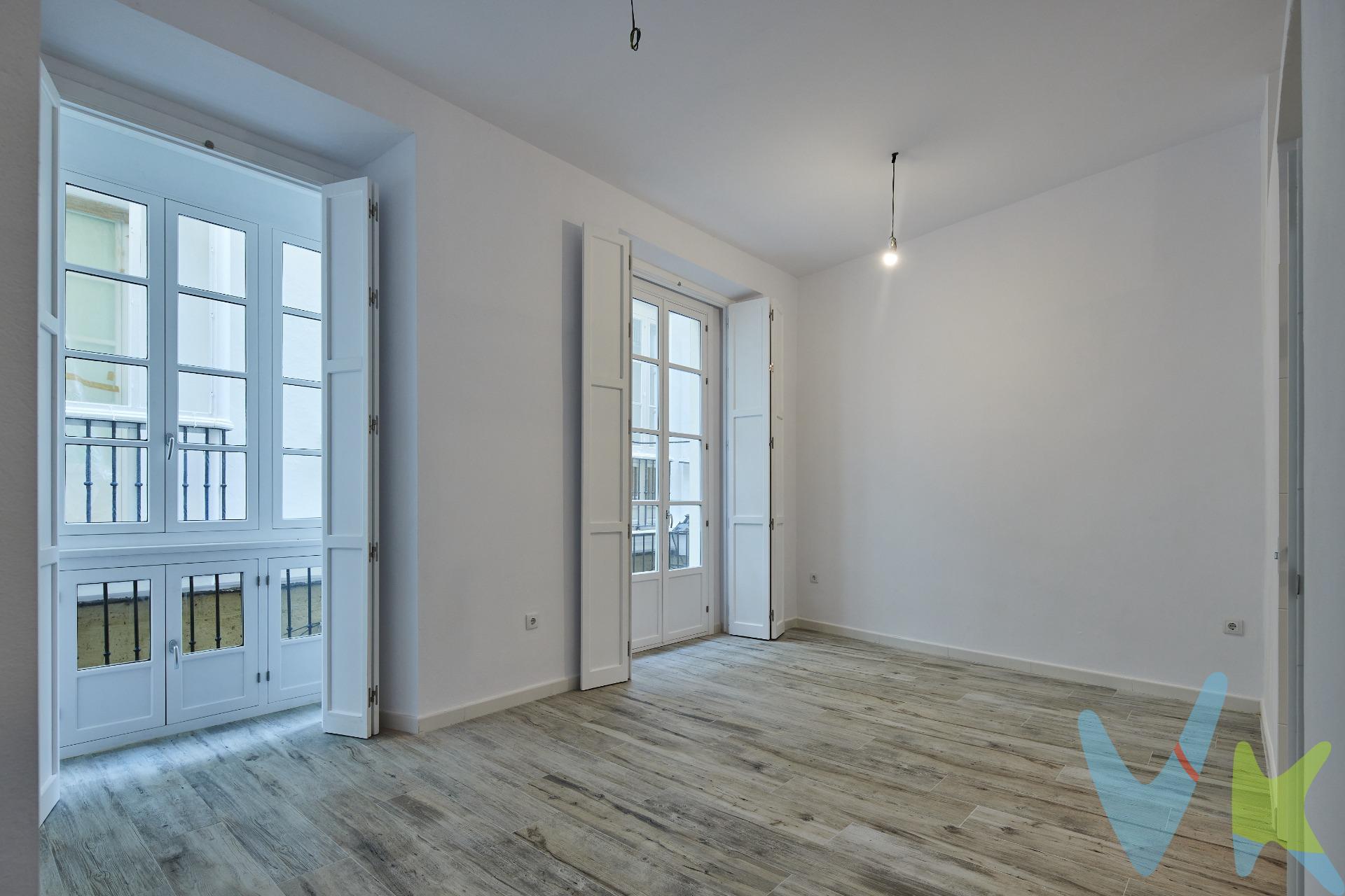 Descubre esta espectacular vivienda situada en el corazón de Cádiz, junto al Ayuntamiento y rodeada de todos los servicios necesarios para una vida cómoda. Este piso totalmente reformado ofrece un diseño moderno y elegante, con materiales de alta calidad que garantizan durabilidad y estilo. Con una superficie construida de 85 m², la propiedad cuenta con dos habitaciones dobles equipadas con armarios empotrados y luminosos ventanales que dan a la galería. El baño ha sido diseñado pensando en tu confort diario, con placa de ducha muy amplia y azulejos cerámicos de gran calidad. La cocina está sin amueblar para que el futuro comprador la diseñe a su antojo. . La cocina se integra perfectamente en el espacio habitable gracias a su acogedora salita anexa, ideal para disfrutar momentos familiares o recibir visitas. La carpintería exterior es completamente nueva, tanto el cierro de madera como el balcón destaca por sus ventanas Climalit acompañadas de contraventanas que aseguran aislamiento acústico y térmico óptimo. Los suelos son revestidos en gres porcelánico fácil mantenimiento mientras las puertas lacadas ofrecen un acabado contemporáneo atractivo. Además, este inmueble está situado estratégicamente cerca del transporte público (estación tren/autobuses) así como supermercados y comercios varios; sin olvidar la cercanía (1.2 km) a Playa Santa María del Mar, situando todo lo necesario al alcance: ¡una oportunidad única! Dispone también zona de parking cercana. * Gastos, Impuestos y Honorarios de la agencia no incluidos. Periodo de validez del anuncio 31 de Diciembre de 2026. 