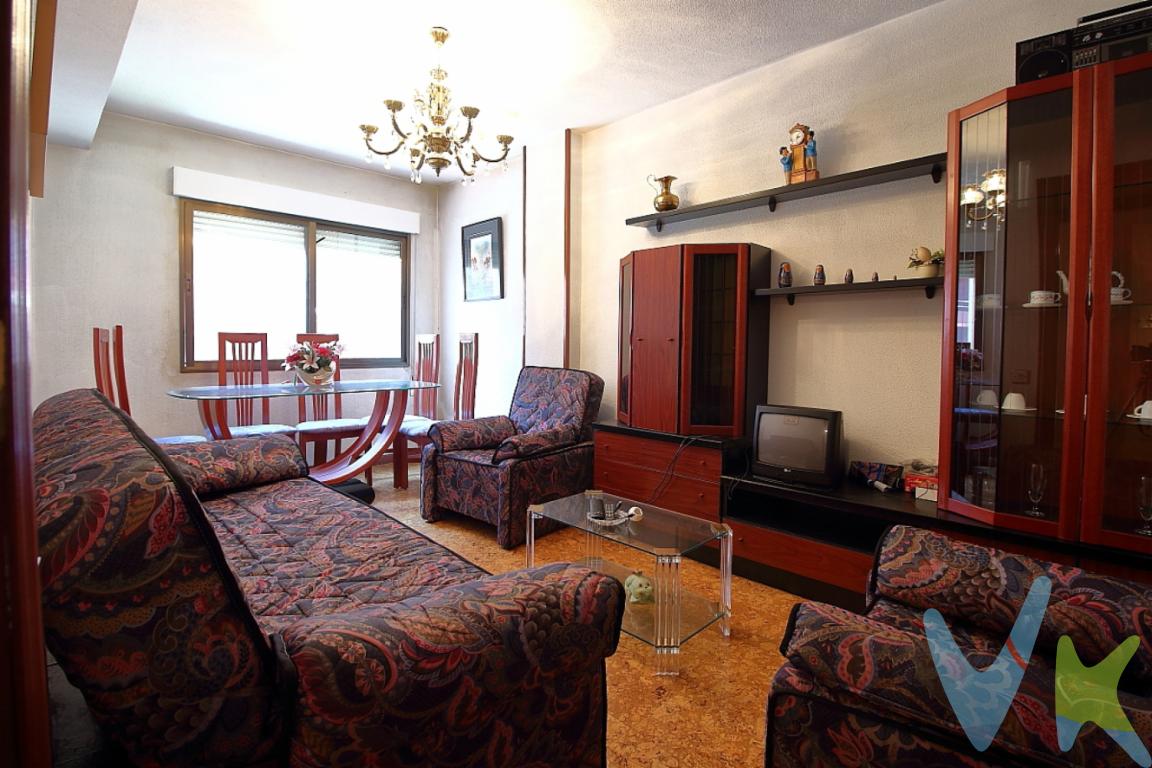 Ponemos a la venta un piso de dos habitaciones, amplio salón, cocina y un baño. El salón y la cocina son exteriores, lo que hace que la zona de día sea luminosa. El salón es amplio y tiene muchas posibilidades de distribución, simpre con la posibilidad de zona de comedor. La habitación principal es espaciosa y tiene posiblidad de meter mas muebles vestidores. La segunda habitación, actualmente esta diseñada como salita dormitorio. Llama la atención del piso el amplio hall de entrada con un gran armario empotrado. Las ventanas son todas de aluminio. El portal no tiene barreras arquitectónicas y un amplio ascensor. La zona es estupenda, tiene el mercadona a escasos metros, colegios, bus..... No lo dude, llámenos y se lo enseñaremos gustosamente. 