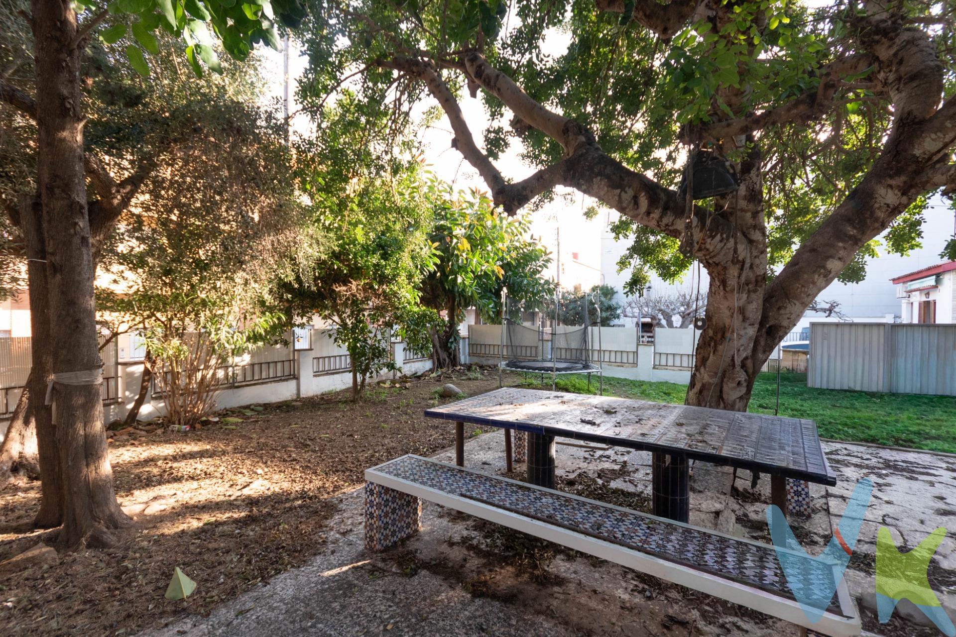 Fincas la Clau le presenta una vivienda unifamiliar independiente a los tres vientos, completamente en planta, ideal para quienes buscan comodidad, privacidad y una excelente proyección de futuro. La vivienda ofrece un salón-comedor amplio y luminoso, organizado en dos ambientes bien diferenciados que aportan versatilidad y confort, permitiendo separar claramente la zona de descanso de la zona de comedor. Este espacio se convierte en el corazón del hogar, con una distribución cómoda y acogedora para el día a día. La cocina es independiente, con un planteamiento práctico y funcional, y con posibilidades de actualización para adaptarla a un estilo más contemporáneo o incluso integrarla parcialmente si se desea una mayor conexión con la zona de estar. Dispone de tres habitaciones, bien proporcionadas y con buena entrada de luz natural, lo que permite adaptarlas fácilmente a diferentes necesidades: dormitorios, despacho, habitación infantil o zona de invitados. El baño es completo y da servicio a toda la vivienda de forma cómoda. En la entrada encontramos armarios empotrados que aportan un plus de almacenaje muy útil, optimizando el espacio desde el primer momento. Además, la vivienda cuenta con trastero, ideal para mantener el orden sin renunciar a espacio habitable. Uno de los grandes valores añadidos de esta propiedad es su amplio espacio exterior. El jardín ofrece múltiples oportunidades en función de las necesidades del cliente, convirtiéndose en un lienzo ideal para crear un espacio único y personalizado: zona chill-out, comedor exterior, área ajardinada o diferentes ambientes de ocio al aire libre. Se trata de una vivienda cómoda y funcional, al estar distribuida en una sola planta, con muchas posibilidades tanto a nivel interior como exterior, ideal tanto como residencia habitual como segunda vivienda. Cláusula de Transparencia y Desglose de Gastos (Ley 10/2025). Precio: 310.000 €. El precio no incluye impuestos ni gastos: . Para vivienda de segunda mano en Cataluña: ITP del 10% al 13% según el importe (con posibles tipos reducidos del 5% al 7%), calculado sobre el mayor valor entre el precio de compraventa o el valor de referencia. Gastos de notaría según aranceles (Real Decreto 1426/1989). Gastos de registro según aranceles (Real Decreto 1427/1989). Gastos de gestoría según trámites a realizar. Ejemplo orientativo:. Para una vivienda de 310.000 € en Cataluña:. ITP (10%): 31.000 €. Gastos de notaría: aprox. 800 € a 1.000 €. Gastos de registro: aprox. 400 € a 600 €. Gastos de gestoría: aprox. 300 € a 400 €. Total estimado de gastos: 32.500 € – 33.000 €. Importe final de la operación: 342.500 € – 343.000 €. Honorarios de agencia: incluidos en el precio y a cargo del vendedor. Cédula de habitabilidad: VIGENTE. Certificado de Eficiencia Energética:. Consumo: Letra F 303 kWh/m² año // Emisiones: Letra E 54 kg CO₂/m² año. Superficie:. Metros útiles de vivienda: 86,5 m² según cédula de habitabilidad. Metros construíos; 75m2 según catastro y registro de la propiedad. . API: 2400 - AICAT 1.050