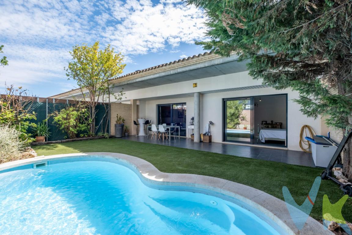 Exclusivo unifamiliar adosado con piscina privada en Zaragoza. Si llevas tiempo buscando una casa donde tu familia tenga espacio de sobra para crecer, disfrutar y desconectar, sin renunciar a las comodidades, detente. Acabas de encontrarla. Hablamos de un espectacular unifamiliar adosado de 3 plantas, diseñado para vivirlo intensamente y posicionado como una de las oportunidades más deseadas para comprar casa con jardín en la zona. ¿Qué hace a esta propiedad tan especial? Su distribución inteligente pensada para mejorar tu calidad de vida diaria:. - Planta calle, comodidad absoluta: Olvídate de subir escaleras todo el tiempo. Disfruta de 2 dormitorios en la planta principal. El corazón del hogar es su luminoso salón-comedor y una amplia cocina office. ¿La magia? Ambos espacios tienen acceso directo a tu oasis personal: un jardín con piscina privada. Imagina las cenas de verano al aire libre o a los niños jugando mientras te relajas. - Una bodega de ensueño (y con luz natural): Nada de sótanos oscuros. Esta enorme bodega está totalmente acondicionada para convertirse en el escenario de tus mejores celebraciones. Dispone de chimenea para las tardes de invierno, un auténtico horno de leña, cocina propia y un aseo. Además, cuenta con salida directa al exterior y acceso a tu garaje privado de 2 plazas. - Buhardilla, tu refugio personal: La última planta es un baño de luz. Ofrece 1 dormitorio adicional, 1 baño completo y una sala polivalente. ¿Buscas el rincón perfecto para teletrabajar, tu propio gimnasio en casa o la zona de juegos definitiva? Aquí lo tienes, coronado por una impresionante terraza solárium perfecta para tomar el sol con total privacidad. Las propiedades que combinan el confort de una sola planta para el día a día con zonas exteriores privadas y espacios de teletrabajo no suelen durar mucho en los portales inmobiliarios. ¿Te ves creando recuerdos en esta casa? Da el paso. Contacta con nosotros hoy mismo y ven a visitarla antes de que se adelante otra familia. *** Gastos e impuestos no incluidos. A título orientativo, en segundas transmisiones, el comprador abonará: Impuesto sobre Transmisiones Patrimoniales (ITP), tipo general en Aragón al 8% (*). Base de cálculo: mayor valor entre precio de compraventa o valor de referencia catastral. Gastos de Notaría y Registro: Aranceles variables según precio, número de copias y complejidad; cálculo según tarifas normativas. Si se precisa hipoteca: Tasación, condiciones y costes bancarios según entidad elegida por el comprador; así como gastos de gestoría y cualesquiera otros inherentes a la compraventa. No se incluyen otros gastos o tributos que puedan por Ley corresponder al comprador. Operación sujeta a doble mediación. Existen honorarios a cargo del comprador, salvo pacto en contrario, no incluidos en PVP. El consumidor conforme a la normativa vigente podrá solicitar información y documentación adicional relativa al inmueble, sus características, condiciones de la operación y del servicio de mediación en la oficina y/o a través de nuestro teléfono de contacto o mail. La agencia actúa exclusivamente como intermediaria en la compraventa, cuyas condiciones, en todo caso, estarán sujetas a la aceptación expresa del vendedor del inmueble y posterior formalización del contrato. La información suministrada se corresponde con la disponible a la fecha de publicación, pudiendo variar en función de las circunstancias o actualizaciones legales, contractuales y fiscales. Anuncio de carácter meramente informativo. Para una información exhaustiva sobre el funcionamiento, tipos impositivos y bonificaciones del ITP en Aragón, puede consultar el portal oficial de la Agencia Tributaria Autonómica. Tarifas notariales y registrales reguladas en el Anexo I del Real Decreto 1426/1989 y Anexo I del Real Decreto 1427/1989, respectivamente. Anuncio no vinculante, puede contener errores.