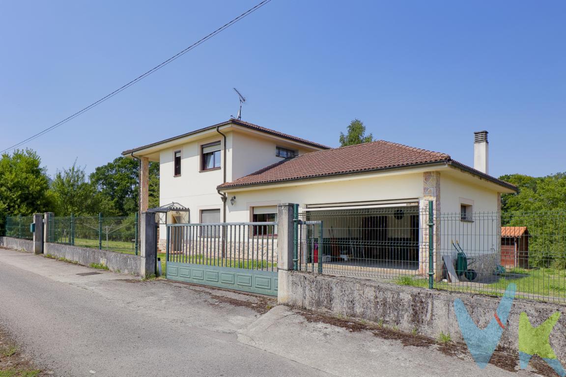 Si buscas espacio, comodidad y la opción de tener dos ambientes independientes en un mismo inmueble, esta propiedad en Sienra es una excelente oportunidad.Con 291 m² construidos (246 m² útiles) sobre finca cerrada, la casa destaca por una distribución muy funcional: está dispuesta como dos viviendas independientes, conectadas entre sí mediante ascensor interno con llave de acceso y una escalera exterior.Características principales:Comodidad: Aseo adicional y ascensor con acceso restringido por llave que facilita la movilidad entre plantas.Dormitorios: 5 habitaciones amplias y muy luminosas.Distribución e independencia: Ideal para dos familias, zonas de invitados o combinar vivienda y espacio de trabajo con total privacidad.Exterior: Parcela privada completamente cerrada, perfecta para disfrutar del aire libre con seguridad.Garaje y almacenaje: Garaje privado con acceso directo a la casa y trastero de gran capacidad.Año de construcción: 2003, con una estructura sólida y muy bien cuidada.Ubicación: Situada en Sienra, en una zona tranquila y rodeada de naturaleza, pero con acceso rápido a las vías principales y a los servicios del día a día.Una propiedad práctica, versátil y lista para adaptarse a lo que necesitas.Llámanos para consultar cualquier duda o concertar una visita.Gastos e impuestos no incluidos en el precio. En segundas transmisiones, el comprador abona el ITP (porcentajes en Asturias: https://sede.tributasenasturias.es/sites/sede/default/es_ES/Que-quieres-hacer/Transmisiones-Patrimoniales-y-AJD), calculado sobre el mayor valor entre precio, tasación o valor de referencia catastral. Notaría y registro según aranceles variables; el comprador elige notario. El vendedor asume la plusvalía municipal; el resto de gastos (incluida hipoteca: tasación, costes bancarios, gestoría y formalización) son del comprador.Honorarios: intermediación a cargo del vendedor; mediación a cargo del comprador del 2% + IVA, mínimo 2.000  + IVA.El consumidor puede solicitar información y documentación adicional en la sede física o por correo electrónico de la Agencia (contacto en la web). La agencia actúa solo como intermediaria; toda compraventa queda sujeta a la aceptación expresa del vendedor y a la formalización del contrato. Anuncio meramente informativo: los datos corresponden a la fecha de publicación y pueden variar por actualizaciones legales, contractuales o fiscales.