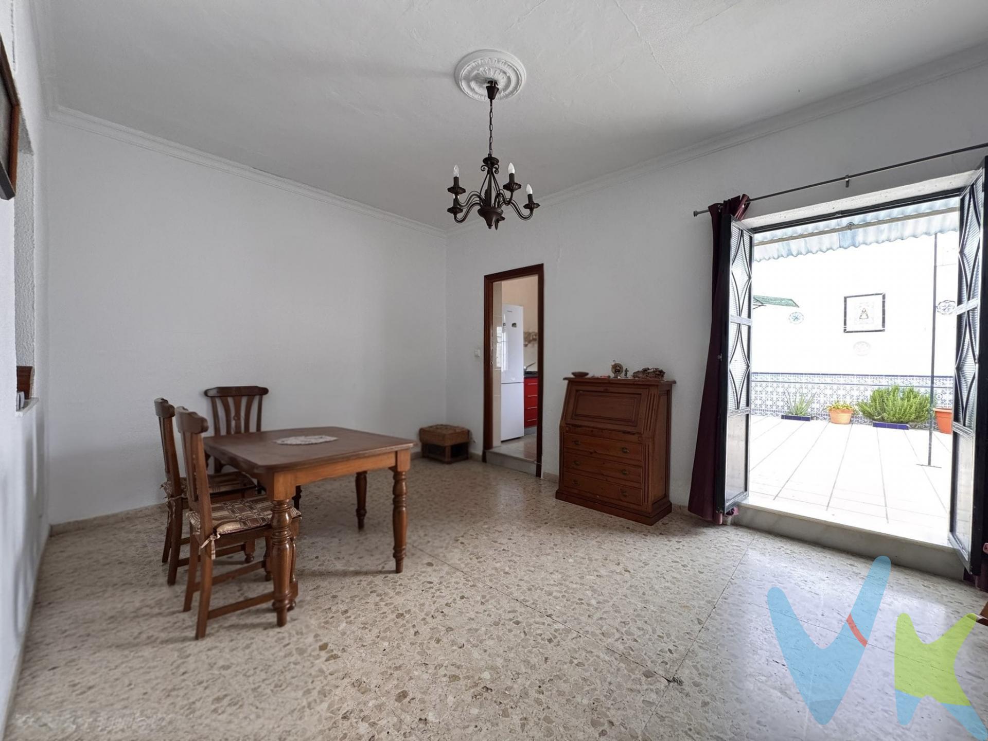 PRECIO DE VENTA: [135.000 + GASTOS] €. Si buscas comodidad, ubicación y potencial, esta vivienda lo tiene TODO. Se vende estupenda casa de 123 m² construidos en una de las zonas más demandadas de Olivares, en calle céntrica con todos los servicios a un paso. Olvídate del coche para el día a día. La vivienda, en una sola planta (sin escaleras), cuenta con 3 dormitorios, lo que la convierte en una opción perfecta tanto para familias como para quienes buscan espacio extra para teletrabajo o inversión. Dispone de un salón amplio y luminoso, cocina independiente y un gran potencial de mejora para adaptarla completamente a tu gusto y revalorizarla desde el primer momento. Pero lo que realmente marca la diferencia es su patio trasero, un espacio privado ideal para disfrutar del buen tiempo. ✔ Ubicación céntrica. ✔ Vivienda en planta baja (máxima comodidad). ✔ 3 dormitorios. ✔ Patio privado. ✔ Gran potencial de revalorización. Una oportunidad que no aparece todos los días en el centro de Olivares. Llámanos y ven a visitarla . En cumplimiento de las obligaciones de información previstas en la Ley 10/2025, de 28 de diciembre, de servicios de atención a la clientela y transparencia, así como en la normativa sectorial vigente, se hace constar que el precio indicado no incluye los gastos e impuestos inherentes a la adquisición, los cuales se desglosan a continuación:. •	Impuesto sobre Transmisiones Patrimoniales (ITP): Se aplicará el tipo impositivo vigente en la Comunidad Autónoma de Andalucía, generalmente el 7% (9.450€), sin perjuicio de tipos reducidos del 3,5%, 1,2% o 1% aplicables según las circunstancias personales del comprador o las características del inmueble). El impuesto se devenga sobre el Valor de Referencia de Catastro o el precio de venta, aquel que resulte superior. •	Gastos de Notaría: Los honorarios notariales se calcularán conforme al arancel oficial regulado en el Anexo I, del Real Decreto 1426/1989, de 17 de noviembre, por el que se aprueba el arancel Notarial. •	Gastos de Registro: La inscripción en el Registro de la Propiedad se facturará según el arancel oficial establecido en el ANEXO I, del Real Decreto 1427/1989, de 17 de noviembre, por el que se aprueba el arancel Notarial. •	Gastos de Gestión (Gestoría): Los honorarios por la tramitación administrativa, liquidación de impuestos e inscripción registral ascienden aproximadamente a [545] € (IVA incluido). •	Honorarios Agencia del Vendedor: incluidos en el PVP. •	Honorarios Agencia del comprador: La agencia prestará los servicios de información, asesoramiento y acompañamiento previstos en el Encargo de Servicios y en el D.I.A. Si solicita servicios adicionales o personalizados, sus honorarios serán informados previamente, de forma individualizada y por escrito, conforme a la libertad de pactos y a la normativa vigente. NO VINCULADOS AL PRECIO DE COMPRA. Para una información exhaustiva sobre el funcionamiento, tipos impositivos y bonificaciones del ITP en Andalucía, puede consultar el portal oficial de la Agencia Tributaria de la Junta de Andalucía en el siguiente enlace:. https://www.juntadeandalucia.es/organismos/economiahaciendayfondoseuropeos/areas/tributos-juego/tributos/paginas/impuestos-cedidos-transmisiones.html; . Documento D. I. A. a disposición del consumidor según Decreto 218/2005 Junta de. Andalucía. 