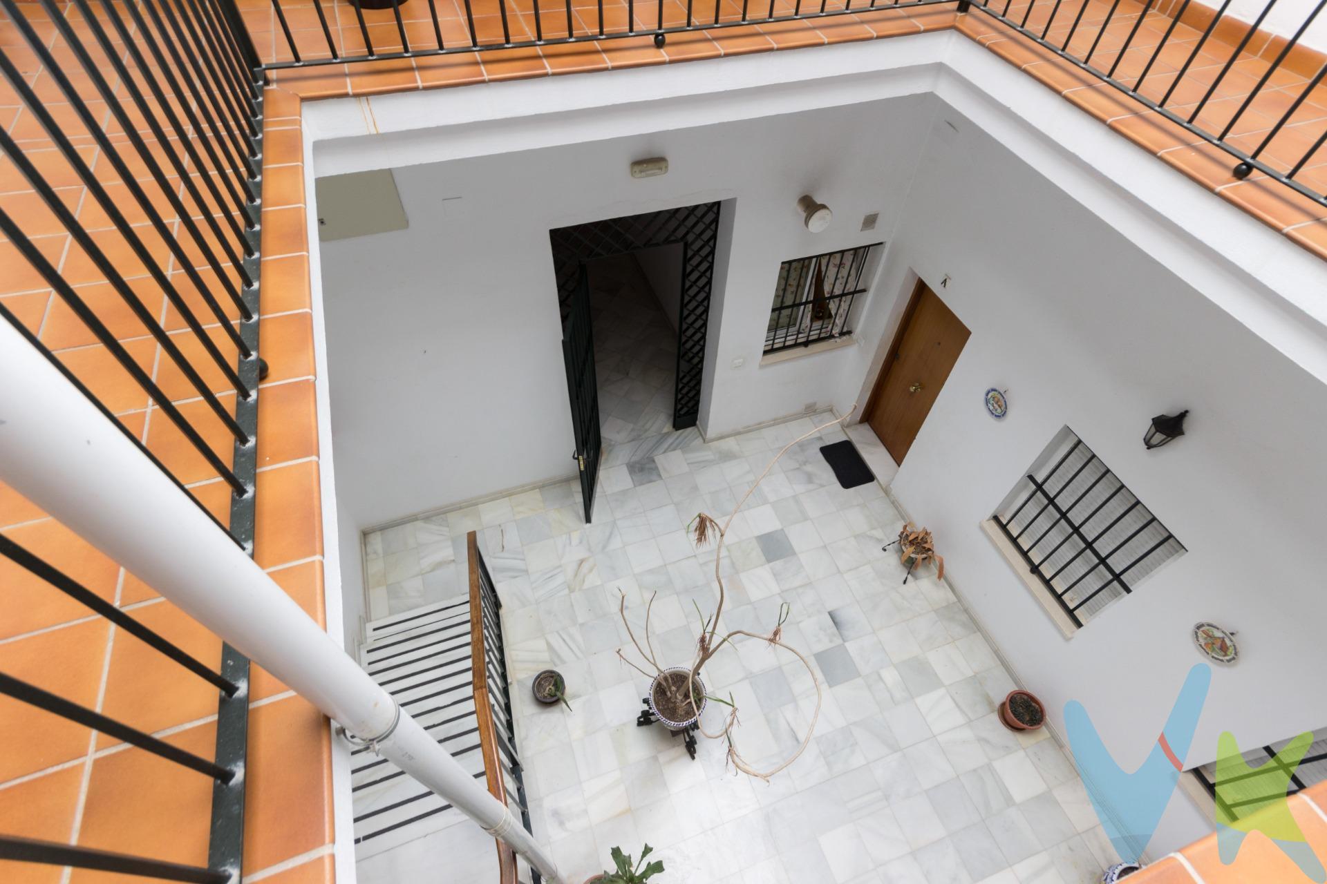 *Luminoso y espacioso piso en el corazón de El Puerto de Santa María**. Te invitamos a descubrir este encantador piso ,VPO, situado en pleno centro de El Puerto de Santa María, una ubicación ideal que combina la comodidad de tener todos los servicios a tu alcance con la tranquilidad de vivir en el centro de la ciudad. La vivienda, de 70m2 útiles, se distribuye en: 3 confortables dormitorios, dos de ellos con acceso a balcones privados, perfectos para disfrutar de momentos al aire libre y de luz natural; 2 baños completos,  uno de ellos en suite y  equipado con placa de ducha brindando mayor comodidad e intimidad. El segundo baño cuenta con bañera, perfecto para relajarte después de un largo día; 1 amplio y luminoso salón que, también, cuenta con un balcón que asoma a la calle y una cocina independiente cómoda y funcional. El inmueble cuenta con dos splits de aire acondicionado, uno en el salón y otro en dormitorio principal,  asegurando un ambiente agradable en cualquier época del año. . Este piso no solo es un lugar ideal para vivir, sino que también representa una excelente oportunidad de inversión en una de las localidades más encantadoras de la costa. No dejes escapar la oportunidad de visitarlo y enamorarte de su luminosidad y comodidad. ¡Contáctanos para programar tu visita y descubre todo lo que este maravilloso hogar tiene para ofrecer!. "De acuerdo con lo prevenido en el Decreto 218/2005, de 11 de octubre, se informa al cliente que los gastos notariales, registrales,. L.T. P. , honorarios de intermediación, gastos financieros, y otros gastos inherentes a la compraventa no están incluidos en el precio. ". Por mandato expreso del propietario, comercializamos este inmueble en exclusiva, lo que le garantiza el acceso a toda la información, a un servicio de calidad, un trato fácil, sencillo y sin interferencias de terceros. Por este motivo, se ruega no molestar al propietario, a los ocupantes de la propiedad o a los vecinos. Muchas gracias por su comprensión. Si usted es agente inmobiliario y tiene un cliente para este inmueble, llámenos: estaremos encantados de colaborar. 