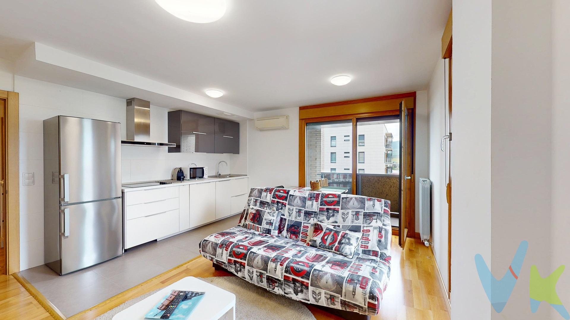 Se vende acogedor apartamento de 1 habitación, 1 baño, terraza, plaza de garaje y trastero en una tercera planta con ascensor, ubicado en una de las zonas más tranquilas y demandadas de Zizur Mayor (Sector Ardoi). Características:. - Habitación principal: 11,20 m². - Salón con cocina integrada: 20,10 m². - Baño completo. - Terraza privada: 3,20 m². Plaza de garaje y trastero incluidos en el precio. Calefacción y agua caliente central con contador individual. Gastos de comunidad 75€ mensuales. El apartamento es luminoso, bien distribuido y perfecto tanto para vivir como para invertir. Edificio moderno con buenas calidades y acceso adaptado. La vivienda dispone de aire acondicionado. Muy bien situado, con todos los servicios cerca: supermercados, transporte público, zonas verdes y acceso rápido a Pamplona. ¡No dejes pasar esta oportunidad!.  Para más información o concertar una visita, contacta sin compromiso. (Los datos y superficies publicados en este anuncio son aproximados y meramente informativos, sin valor contractual. EPVP no incluye impuestos ni gastos de transmisión)