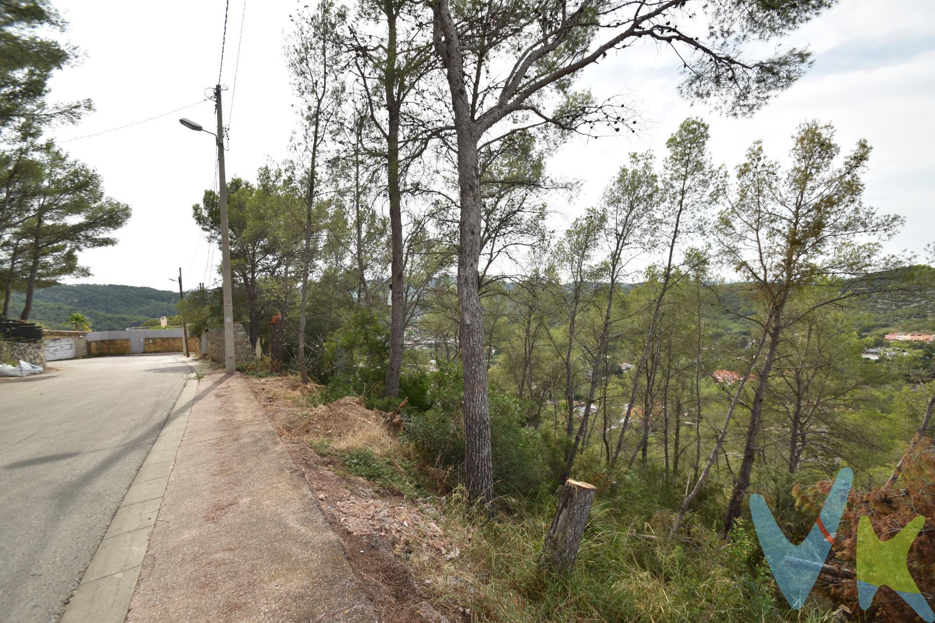 Ponemos a la venta un magnífico solar urbano de 898 m² en la consolidada urbanización de Mas Mestre. Su situación es inmejorable dentro de la zona residencial, garantizando tranquilidad y buenas vistas. Es un terreno amplio, ideal para edificar una espectacular casa a los cuatro vientos, con jardín, piscina y todo el espacio que necesites. Tendrás a mano todos los servicios de una zona urbanizada. ¡Imagina tu vida en este entorno! Llámanos hoy mismo y empieza a hacer realidad tu proyecto. Mas Mestre es una urbanización residencial, muy tranquila y bien comunicada, tiene acceso directo a la carretera C-15B que la une con Sant Pere de Ribes y Canyelles. En la población hay guarderías, escuela y instituto, consultorio médico y supermercado, farmacia, campo de fútbol y todo, a 5 minutos en coche de donde se encuentra situado el terreno. Pertenece al término municipal de Olivella (comarca del Garraf), y se sitúa en el centro del Parc Natural del Garraf, solo a 30' minutos de Barcelona capital y a10' minutos de Sitges. Dispone de transporte público. El precio no incluye impuestos (ITP, IVA y AJD), ni los gastos de notario ni los de registro.