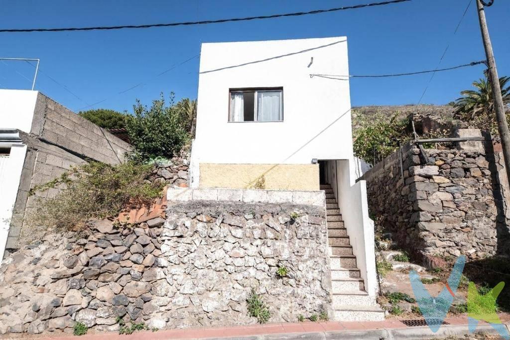 Casa con vistas a las montañas en Arure – Valle Gran Rey, La Gomera. Se vende acogedora vivienda situada en Arure, un núcleo tranquilo y con encanto perteneciente a Valle Gran Rey, en la isla de La Gomera. Una zona especialmente valorada por su entorno natural, su silencio y sus impresionantes paisajes de montaña. La propiedad se encuentra rodeada de naturaleza, con vistas abiertas a las montañas, en un entorno de absoluta calma, ideal para quienes buscan privacidad, aire puro y calidad de vida. Arure es conocido por su carácter auténtico, su clima agradable y su conexión directa con rutas de senderismo y espacios naturales. La vivienda cuenta con una habitación doble, baño completo y una zona de estar con cocina integrada, bien aprovechada y funcional. Es una casa cómoda, de fácil mantenimiento y con múltiples posibilidades de uso: vivienda habitual, segunda residencia o inversión. A pocos minutos en coche se encuentran las playas, servicios y zonas comerciales de Valle Gran Rey, lo que permite disfrutar de la tranquilidad del entorno rural sin renunciar a las comodidades. Una excelente oportunidad para quienes desean vivir o invertir en un entorno natural privilegiado, en una de las zonas más auténticas y demandadas del sur de La Gomera. ¡No pierdas la oportunidad de visitarlo y descubrir todo lo que ofrece!. Datos meramente informativos, sin valor contractual. Impuestos y gastos de transmisión no incluidos en el precio de venta.