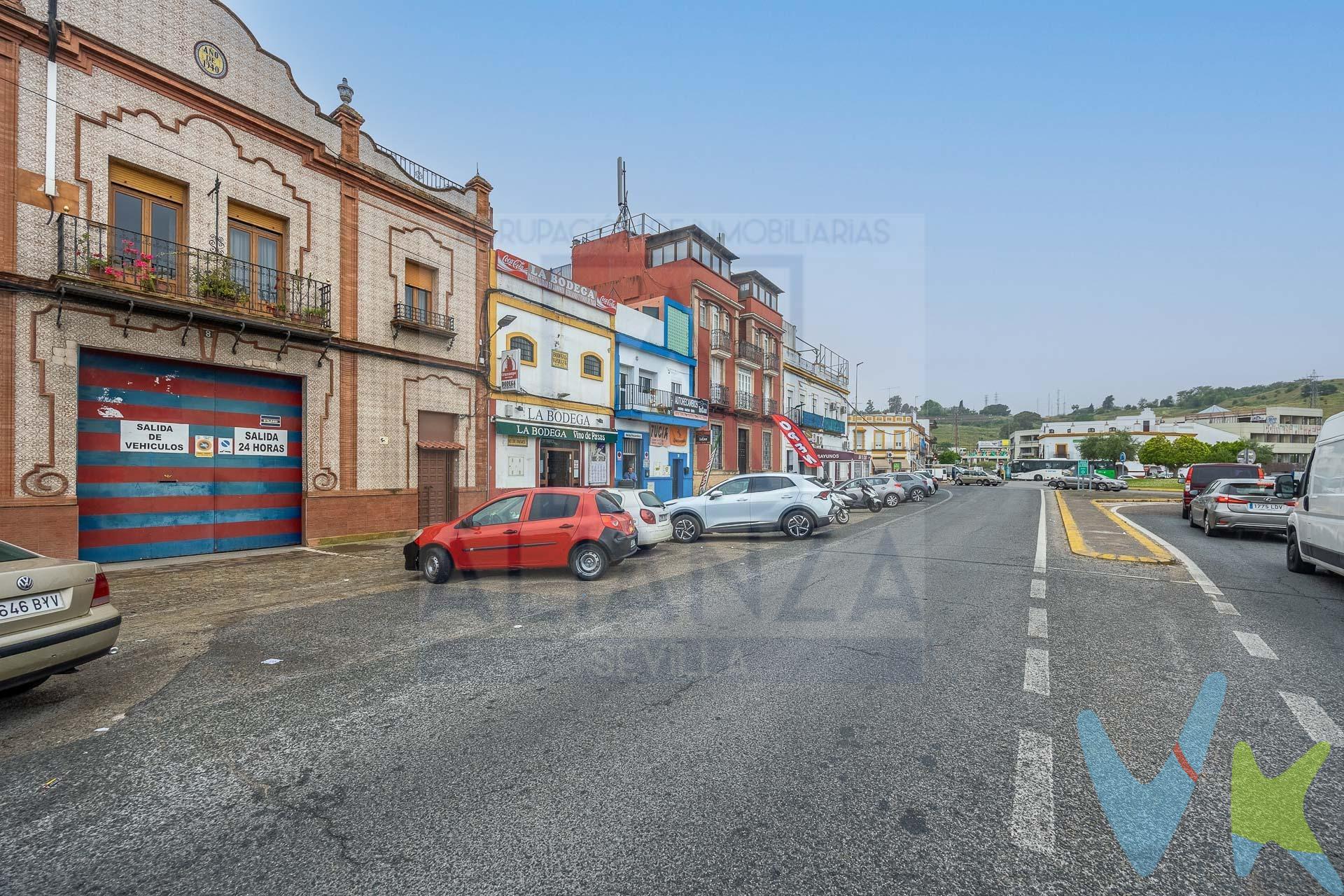 Promoción de Viviendas y Garajes en Camas (Sevilla): ¡Tu Próximo Gran Éxito te Espera!. Atención Promotor, Constructor, Inversor: ¿Buscas un proyecto con rentabilidad probada en una ubicación estratégica y de alta demanda? Este no es un solar cualquiera; es la piedra angular de tu próxima promoción exitosa en el barrio de La Pañoleta en Camas, Sevilla (España). Con un potencial probado para la construcción de más de 20 pisos residenciales y 35 plazas de garaje, este proyecto de gran envergadura te garantiza un retorno de inversión significativo y acelerado en el dinámico mercado actual. ¡No dejes escapar esta inversión clave para impulsar tu crecimiento!. Ubicación Estratégica que Impulsa Ventas y Rentabilidad. La Pañoleta no es solo un barrio; es una zona en plena ebullición y transformación, con un desarrollo explosivo en los últimos años. La presencia de gigantes como Carrefour, Decathlon, Leroy Merlín, el Parque Empresarial Vega del Rey e Hipercor de El Corte Inglés no es casualidad; es la confirmación de una demanda sólida y un crecimiento continuo que beneficia directamente a tu inversión. Este activo inmobiliario está situado en la icónica rotonda de los "Toreros" de Camas. Imagina un punto con fachadas a dos calles y vistas panorámicas únicas de la ciudad, a solo minutos del vibrante centro de Sevilla. Su ubicación es una ventaja competitiva decisiva. En cuestión de minutos, tus futuros clientes estarán disfrutando del encanto de Triana, la Giralda o la Torre del Oro, inmersos en la historia y belleza de Sevilla. Conectividad Inmejorable: El Valor Añadido para tus Clientes. La conectividad de este solar es un factor diferenciador:. •	Transporte Público a la Puerta: Parada de taxis y autobuses justo enfrente. •	Metro y Parking: Estación de metro con parking a solo unos minutos. •	Conexión Directa: Un nudo de comunicaciones estratégico que te conecta directamente con el corazón de Sevilla. •	Accesos Clave: Vía directa al Aeropuerto (a 19 min) y a la Estación de Trenes Santa Justa (a 18 min). ¡Incluso Madrid y Barcelona están a un vuelo corto!. Potencial de Construcción Maximizada para tu Proyecto. Con 656 m² de suelo urbano, una casa habitable reformada con pozo propio y una nave adjunta, este terreno es el lienzo perfecto para tu ambición. El proyecto puede alcanzar hasta 1.406,25 m² construidos en 3 plantas más garajes, permitiéndote optimizar cada metro cuadrado y maximizar la rentabilidad de cada vivienda y garaje. ¿Necesitas la CÉDULA URBANÍSTICA? Solicítala. Este es el momento de ser el impulsor del próximo gran proyecto en una zona donde el valor inmobiliario se dispara gracias a su ubicación privilegiada y a la creciente demanda. Esto va más allá de comprar un terreno; es la oportunidad de dejar tu marca, construir riqueza y asegurar tu futuro en un enclave con un futuro garantizado. ¿Percibes la magnitud de esta oportunidad?. Actúa ahora. Llámanos y concreta una cita para ver este solar. ¡Tu inversión te espera!. Informamos a nuestros clientes que el precio de venta no incluye lo siguiente: Honorarios de la agencia inmobiliaria, impuestos (el Impuesto de Transmisiones Patrimoniales, I.V.A. o A.J.D., en su caso), otros gastos de la compraventa (gastos de registro de la Propiedad, Notaría, gestoría ni de posible financiación). Documento F.I.A. a disposición del consumidor según Decreto 218/2005 Junta de Andalucía.