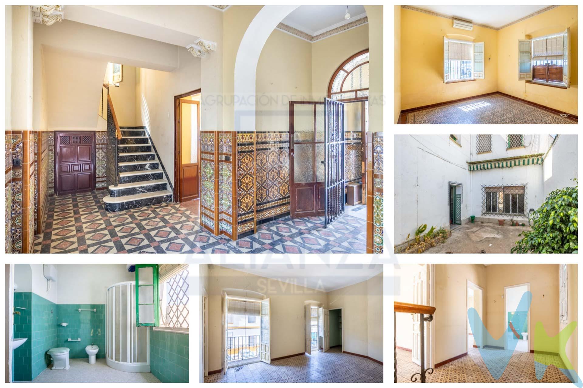 Casa de Esquina, Totalmente Exterior y con Garaje. Características principales: 2 plantas + Azotea | 5 Dormitorios | 2 Baños | Garaje Privado | Patio. Esta espectacular casa de pueblo haciendo esquina es la oportunidad que estabas esperando. Al ser completamente exterior, destaca por su extraordinaria luminosidad natural en todas sus estancias, ofreciendo el equilibrio perfecto entre la tranquilidad de una casa propia y la comodidad de vivir en el corazón de Camas. El inmueble está diseñado para maximizar el espacio y el confort, distribuyéndose en dos amplias plantas más una zona superior transitable:. Planta Baja (Día y Confort): Amplio salón-comedor, ideal para reuniones familiares. Cocina independiente, espaciosa y funcional, 2 dormitorios amplios, 1 baño completo y patio privado, un desahogo perfecto para disfrutar del aire libre. Garaje privado integrado, un auténtico lujo e imprescindible en pleno centro. Primera Planta (Zona de Descanso): 3 dormitorios exteriores con balcones a la calle, amplios y con excelente ventilación,1 baño completo adicional. Planta Alta (Ocio y Almacenaje):Gran azotea transitable, el espacio ideal para crear tu propia zona 'chill-out', barbacoas o solárium. Trastero independiente, perfecto para almacenamiento extra. Rodeado de supermercados, colegios, tiendas locales, bancos, centros médicos y zonas de restauración. Próximo a colegios, institutos y parques infantiles. No dejes pasar esta oportunidad única. Las propiedades con estas características y ubicación vuelan. En cumplimiento de las obligaciones de información previstas Disp. final 3ª de la Ley 10/2025, de 28 de diciembre, de servicios de atención a la clientela y transparencia, así como en la normativa sectorial vigente, y RD 218/2005 de Inf. de la Junta de Andalucía, el precio indicado no incluye los gastos e impuestos inherentes a la adquisición, los cuales se desglosan estimados o con posibilidad de calcularlos a continuación; los gastos más ajustados serán dados en el D.I.A. en la visita a inmuebles, o antes. *Gastos de Notaría: La Minuta se calculará según al arancel notarial oficial: Anexo I, del Real Decreto 1426/1989, de 17 de noviembre. Enlace: notariared.com/calculadora-gastos-compra-vivienda/. *Gastos de Registro de la Propiedad: La inscripción se facturará según el arancel oficial: ANEXO I, del Real Decreto 1427/1989, de 17 de noviembre. Igual enlace anterior. *Gastos de Gestión (Gestoría): Los honorarios por la tramitación administrativa, liquidación de impuestos e inscripción registral ascienden de forma estimativa a [363 € aprox.] (IVA incluido), aunque depende de cada caso, y su dificultad. *Honorarios Agencia del Vendedor: incluidos en el PVP. *Honorarios Agencia del comprador: La agencia prestará los servicios de información, asesoramiento y acompañamiento previstos en el Encargo de Servicios y en el D.I.A. Si solicita servicios adicionales o personalizados, sus honorarios serán informados previamente, de forma individualizada y por escrito, conforme a la libertad de pactos y a la normativa vigente. *Si necesita Financiación, su banco le informará. *Impuesto sobre Transmisiones Patrimoniales (ITP): Se aplicará el tipo impositivo vigente en Andalucía (generalmente el 7%, sin perjuicio de tipos reducidos del 6%. 3,5%, etc, aplicables según las circunstancias personales del comprador o las características del inmueble). El impuesto se devenga sobre el superior entre: 1.- Valor de Referencia de Catastro; y 2.- Precio de venta. Puede calcular su situación personal en el portal oficial de la A.T. de Andalucía. enlace: juntadeandalucia.es/organismos/economiahaciendayfondoseuropeos/areas/tributos-juego/tributos/paginas/impuestos-cedidos-transmisiones.html. 